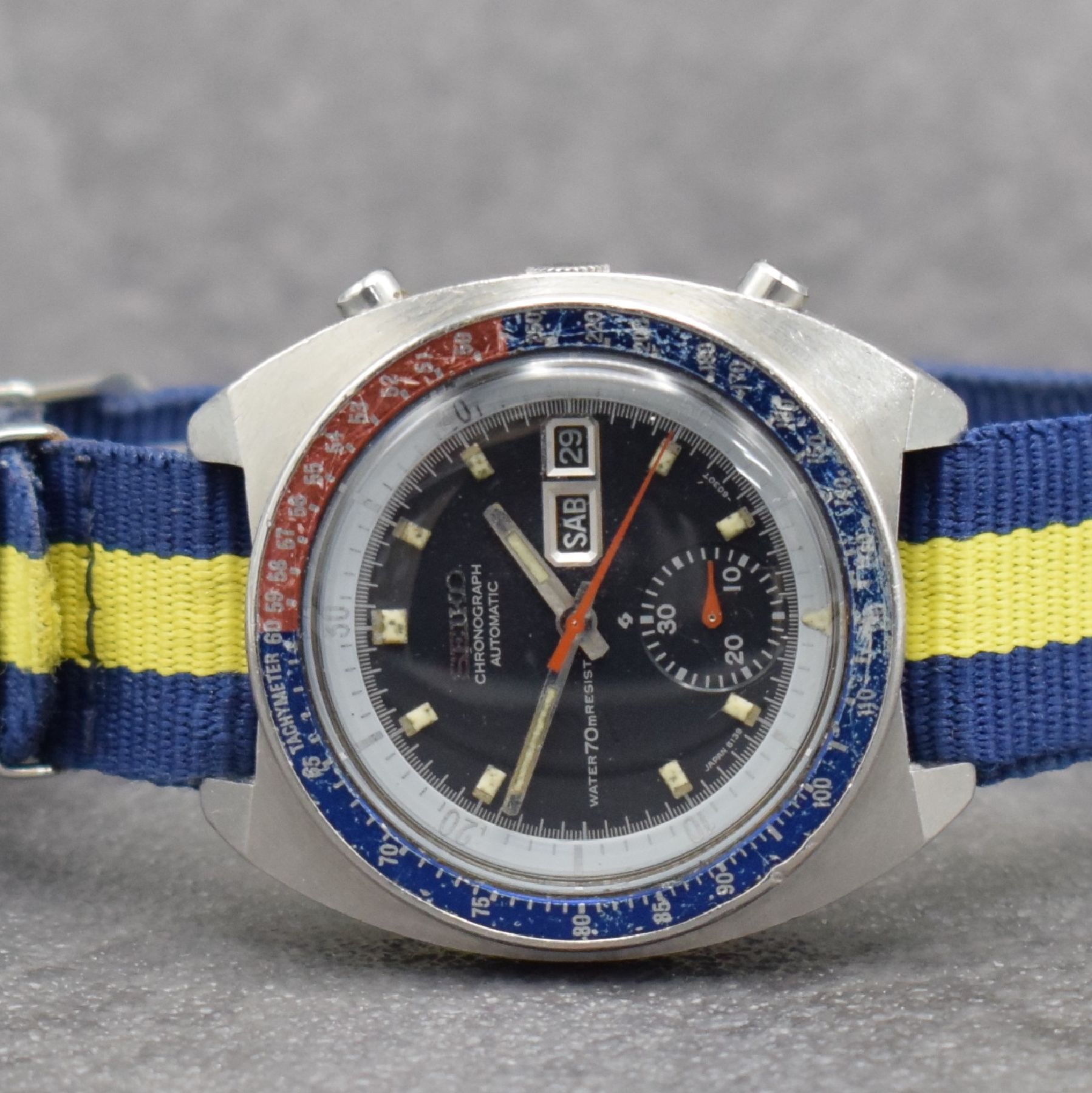 Detail a: SEIKO sog. POGUE Herrenarmbanduhr mit Schaltradchronograph Referenz 6139-6002, Japan um 1975, Automatik, massives Edelstahlgeh. m. geschr. Boden, ...