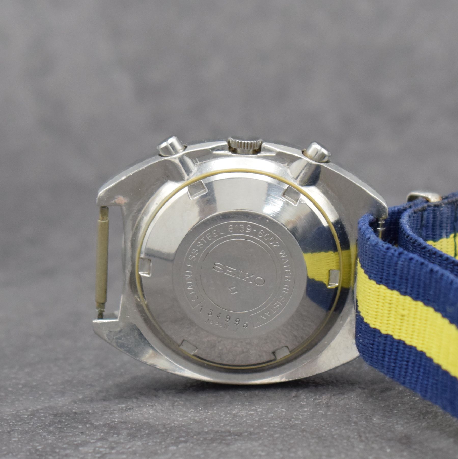 Detail d: SEIKO sog. POGUE Herrenarmbanduhr mit Schaltradchronograph Referenz 6139-6002, Japan um 1975, Automatik, massives Edelstahlgeh. m. geschr. Boden, ...