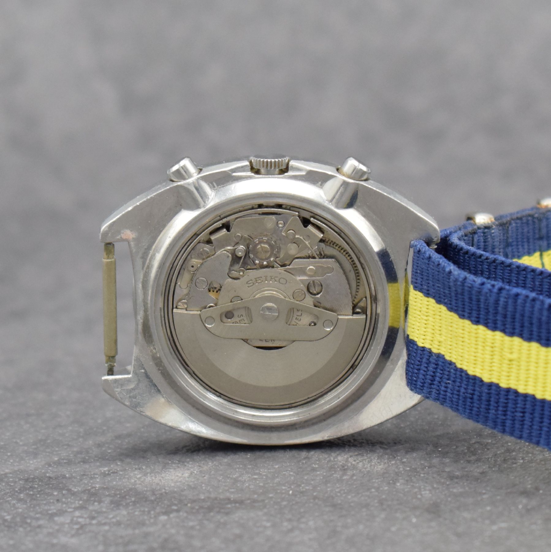 Detail e: SEIKO sog. POGUE Herrenarmbanduhr mit Schaltradchronograph Referenz 6139-6002, Japan um 1975, Automatik, massives Edelstahlgeh. m. geschr. Boden, ...