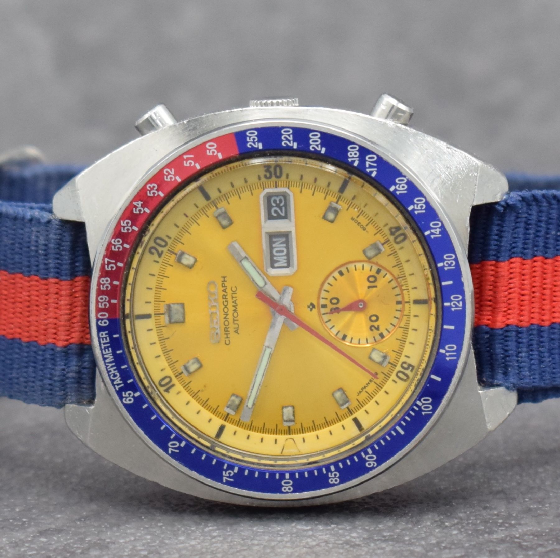 Detail a: SEIKO sog. POGUE Herrenarmbanduhr mit Schaltradchronograph Referenz 6139-6002, Japan um 1975, Automatik, massives Edelstahlgeh. m. geschr. Boden, ...