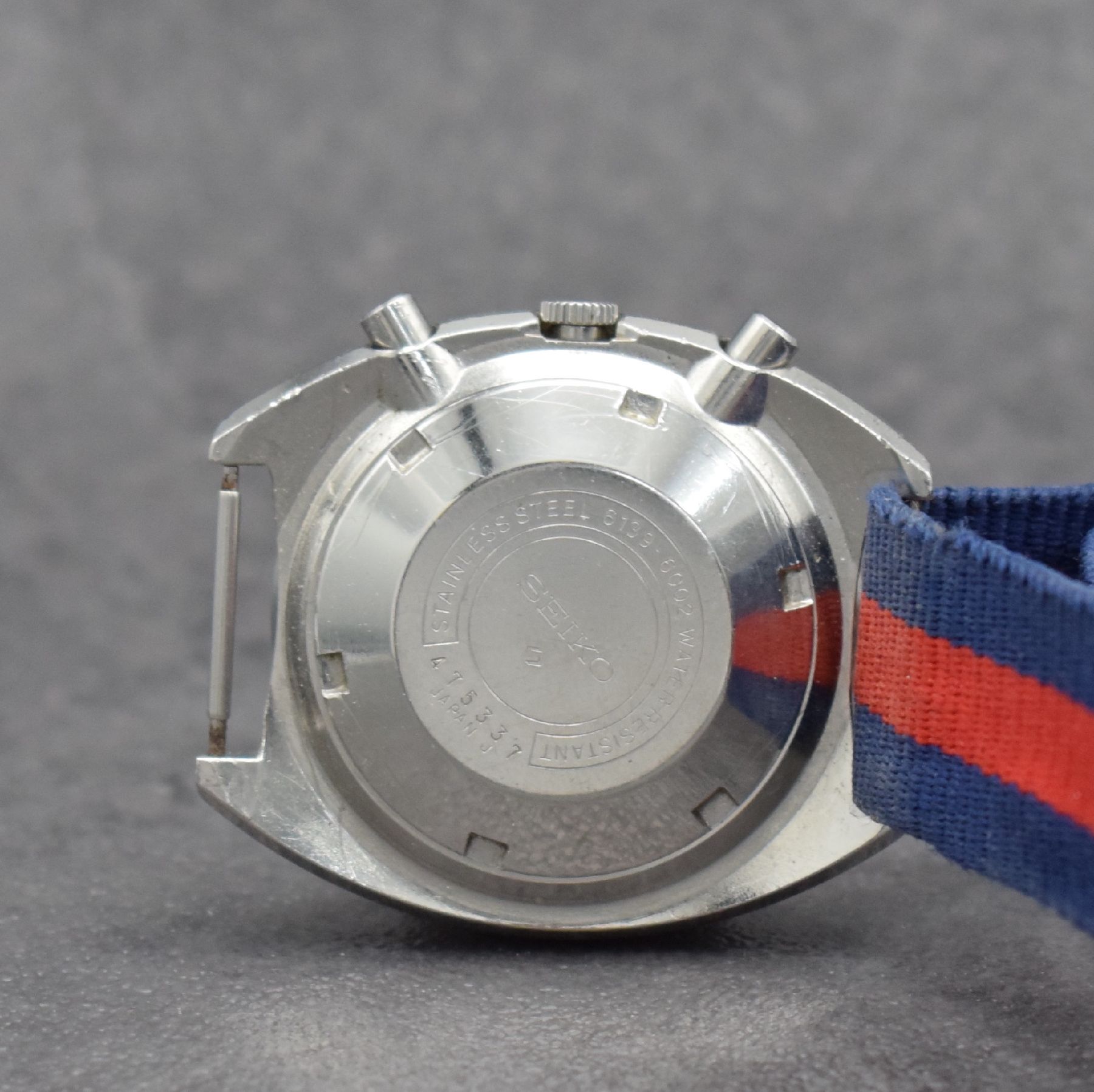Detail d: SEIKO sog. POGUE Herrenarmbanduhr mit Schaltradchronograph Referenz 6139-6002, Japan um 1975, Automatik, massives Edelstahlgeh. m. geschr. Boden, ...