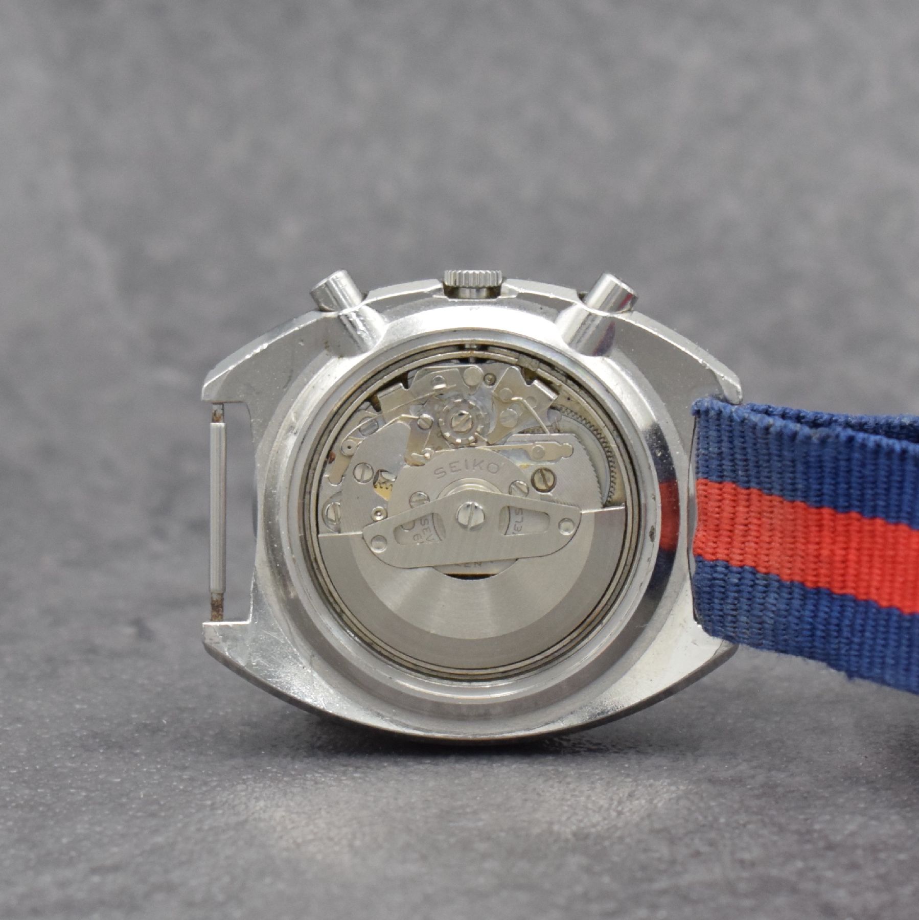 Detail e: SEIKO sog. POGUE Herrenarmbanduhr mit Schaltradchronograph Referenz 6139-6002, Japan um 1975, Automatik, massives Edelstahlgeh. m. geschr. Boden, ...