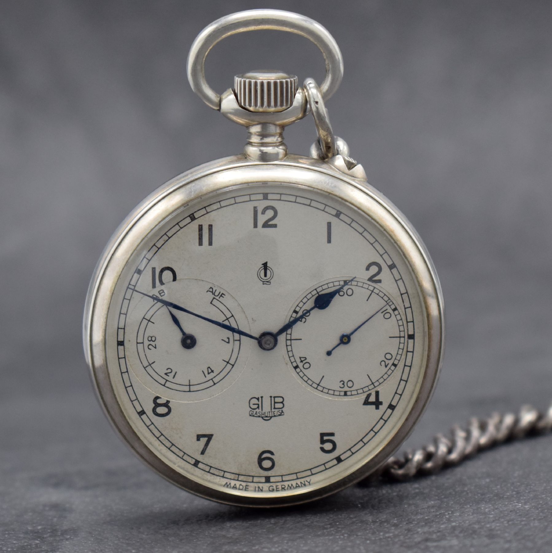 GUB GLASHÜTTE/SA Beobachtungstaschenuhr mit Auf- & Ab-Anzeige in Silber, Deutschland, Werk um 1945, Gehäuse bzw. Werkverglasung später, vers. ...