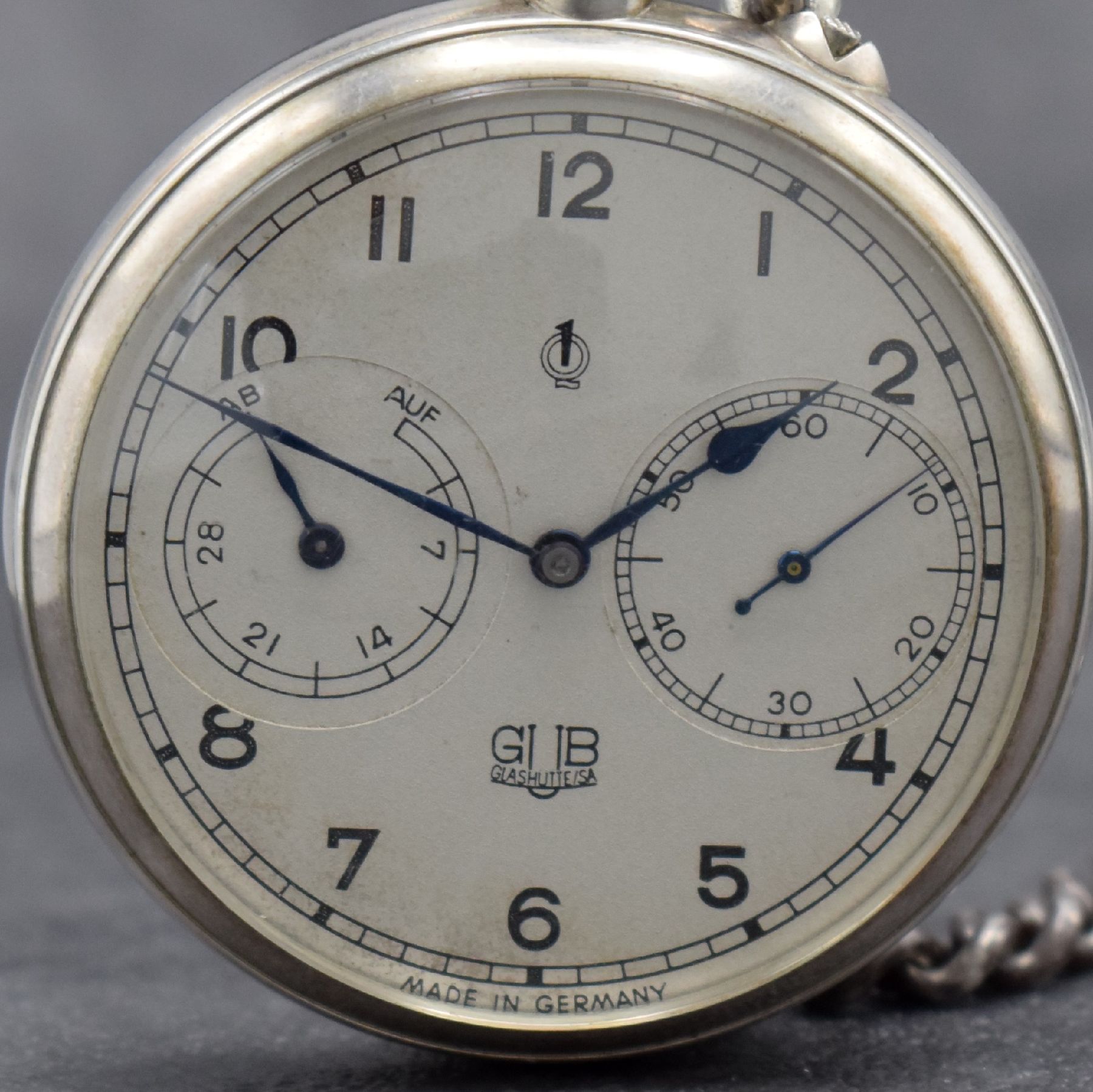 Detail a: GUB GLASHÜTTE/SA Beobachtungstaschenuhr mit Auf- & Ab-Anzeige in Silber, Deutschland, Werk um 1945, Gehäuse bzw. Werkverglasung später, vers. ...