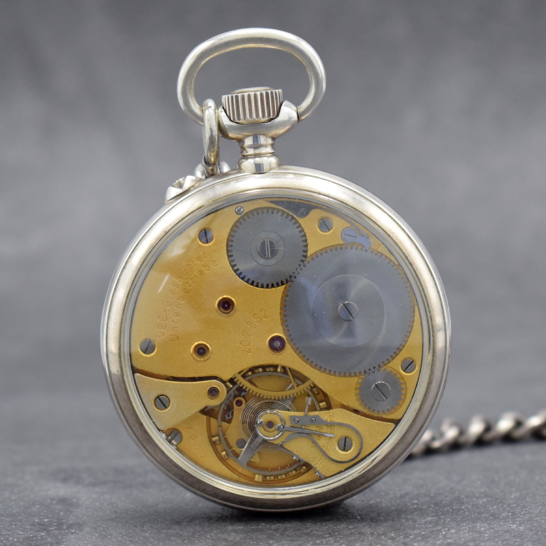 Detail b: GUB GLASHÜTTE/SA Beobachtungstaschenuhr mit Auf- & Ab-Anzeige in Silber, Deutschland, Werk um 1945, Gehäuse bzw. Werkverglasung später, vers. ...