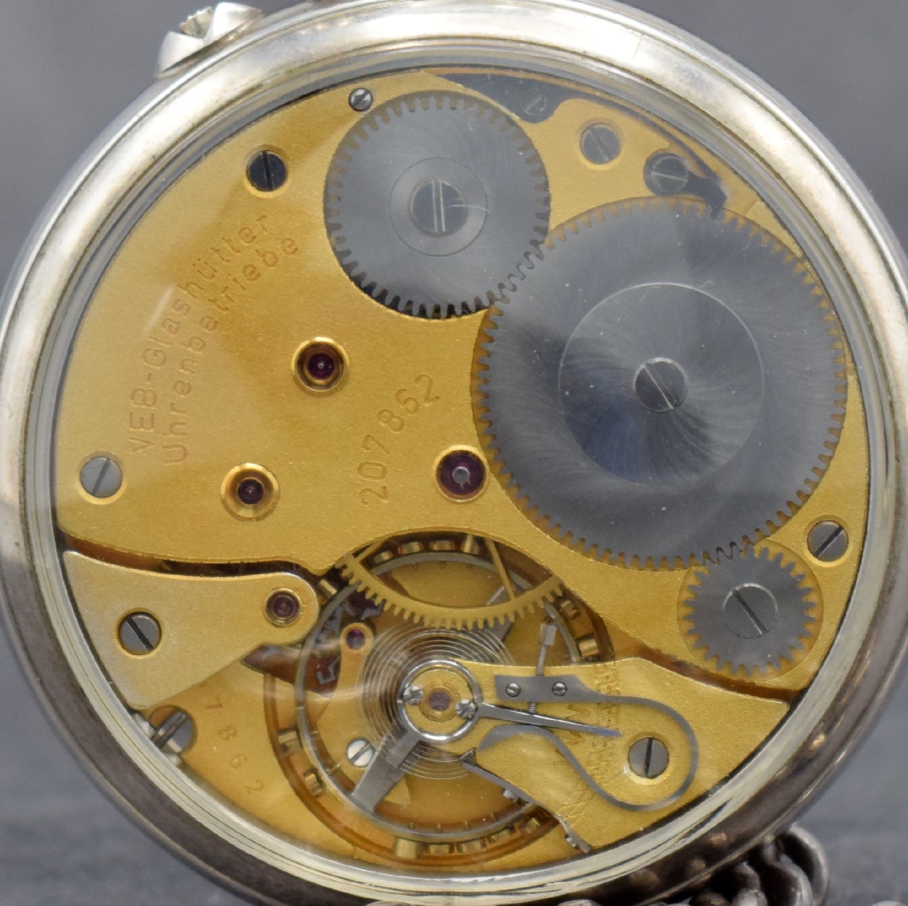 Detail c: GUB GLASHÜTTE/SA Beobachtungstaschenuhr mit Auf- & Ab-Anzeige in Silber, Deutschland, Werk um 1945, Gehäuse bzw. Werkverglasung später, vers. ...