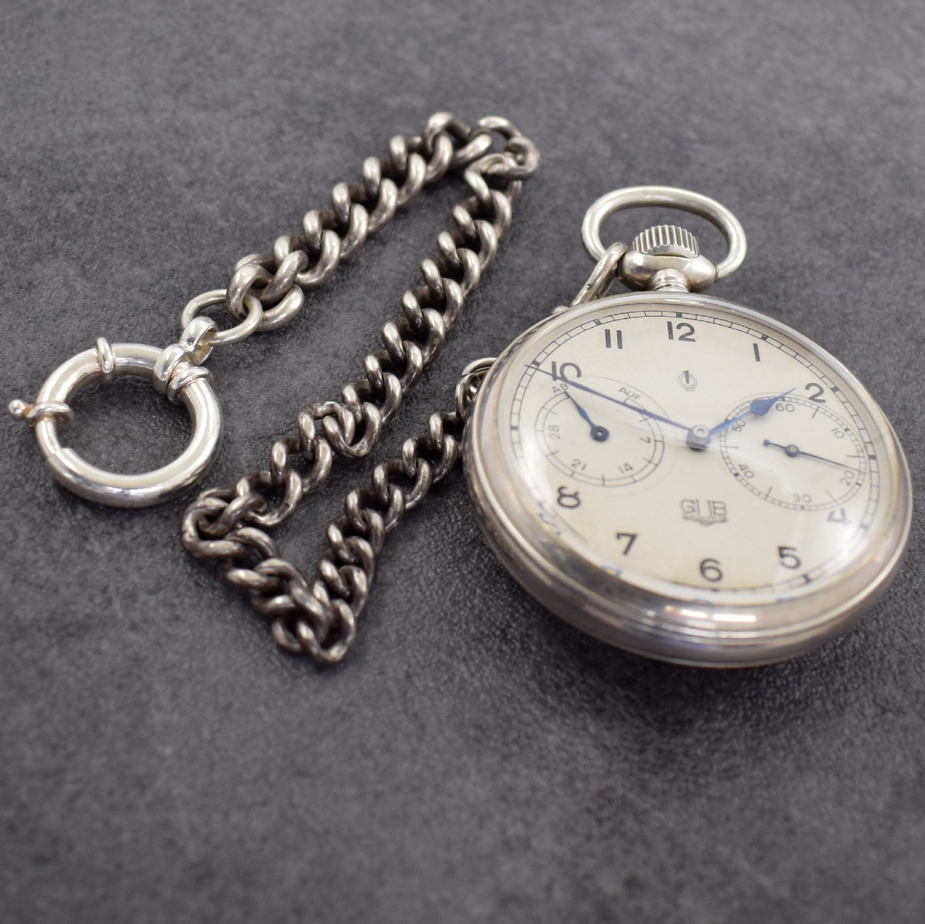 Detail d: GUB GLASHÜTTE/SA Beobachtungstaschenuhr mit Auf- & Ab-Anzeige in Silber, Deutschland, Werk um 1945, Gehäuse bzw. Werkverglasung später, vers. ...