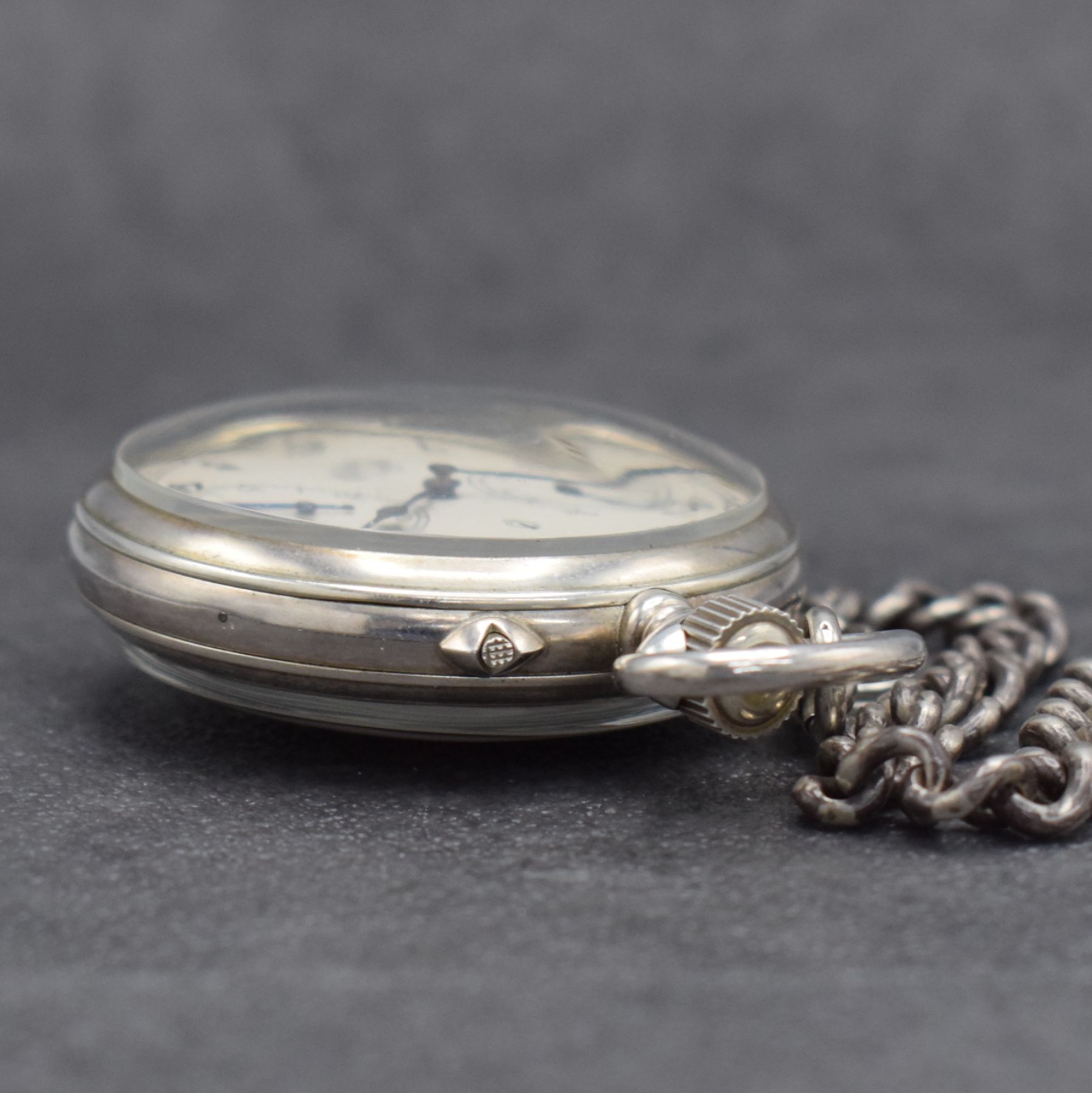 Detail e: GUB GLASHÜTTE/SA Beobachtungstaschenuhr mit Auf- & Ab-Anzeige in Silber, Deutschland, Werk um 1945, Gehäuse bzw. Werkverglasung später, vers. ...