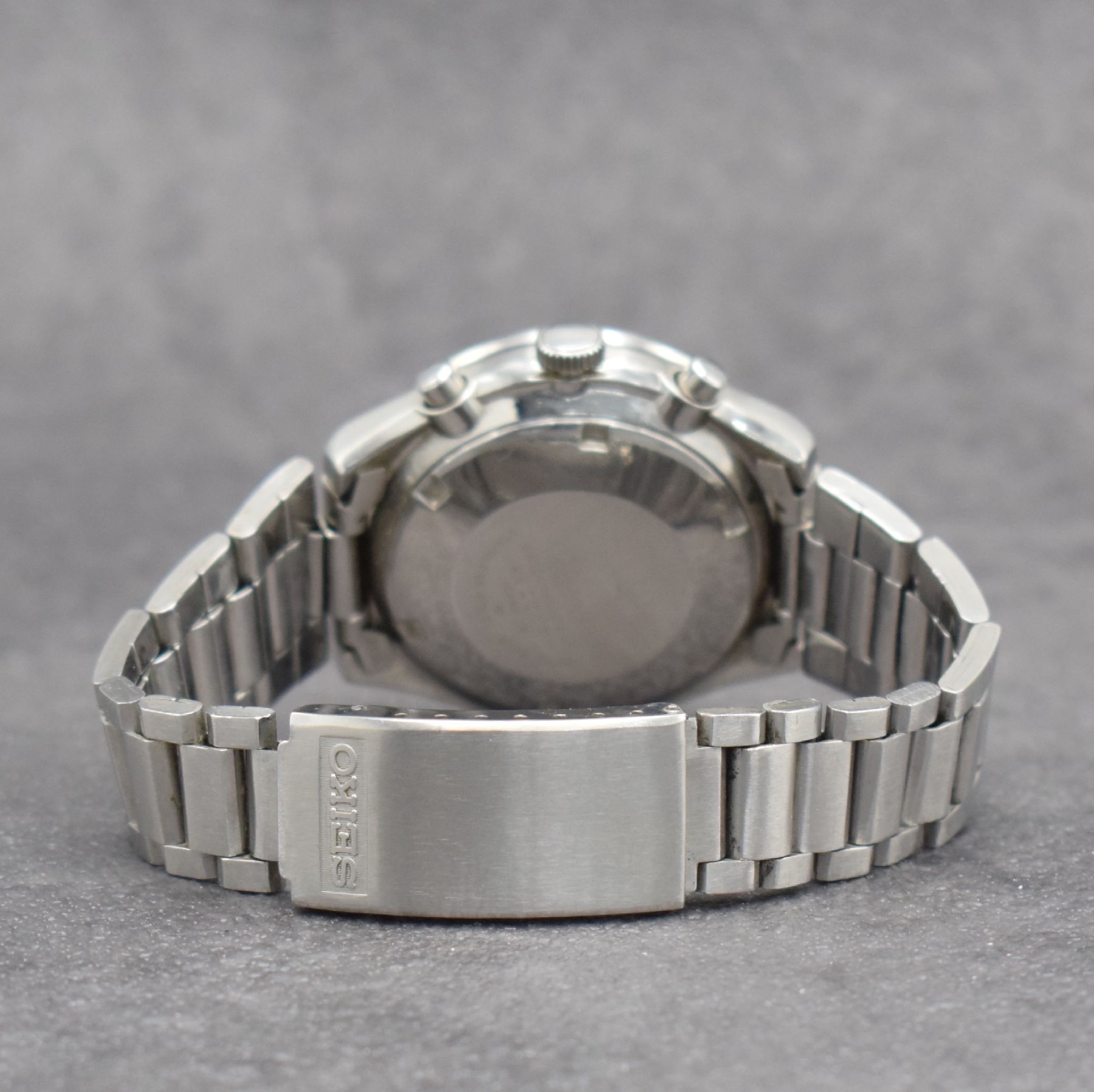 Detail d: SEIKO Herrenarmbanduhr mit Chronograph Ref. 6138-0030, Japan um 1970, Automatik, massiv. Edelstahlgeh. inkl. orig. Gliederband m. Faltschl., Boden ...