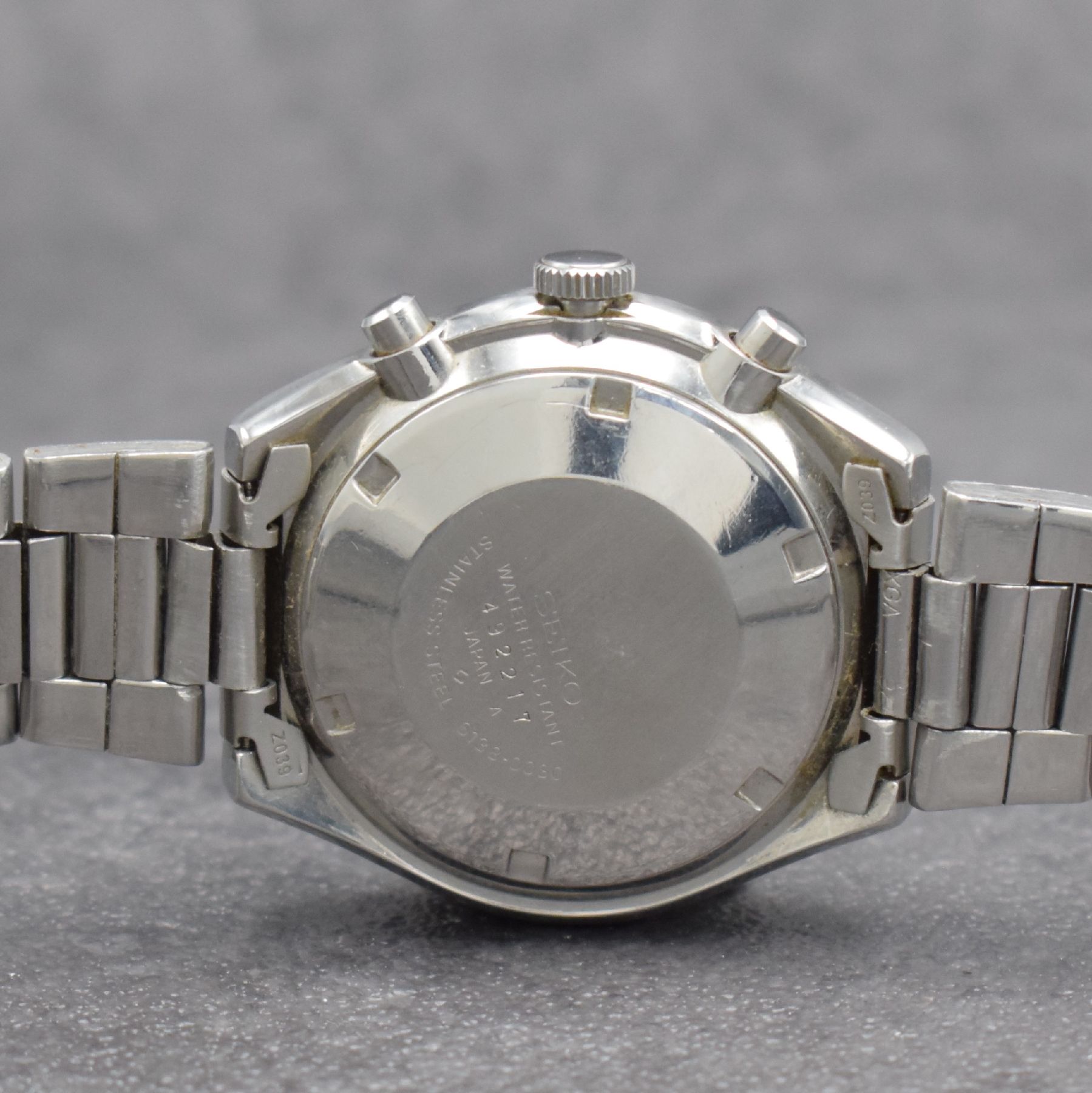 Detail e: SEIKO Herrenarmbanduhr mit Chronograph Ref. 6138-0030, Japan um 1970, Automatik, massiv. Edelstahlgeh. inkl. orig. Gliederband m. Faltschl., Boden ...