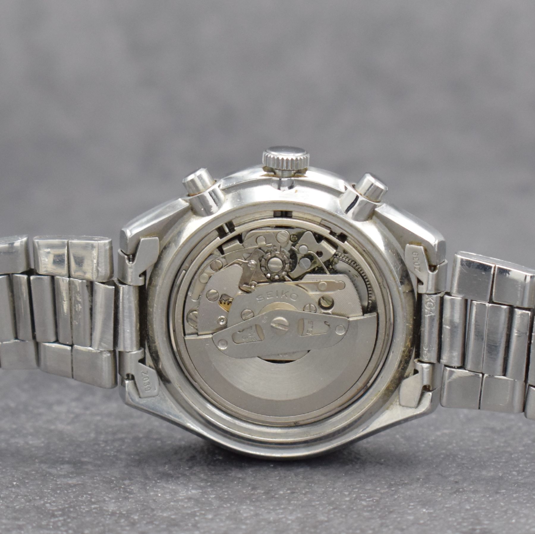 Detail f: SEIKO Herrenarmbanduhr mit Chronograph Ref. 6138-0030, Japan um 1970, Automatik, massiv. Edelstahlgeh. inkl. orig. Gliederband m. Faltschl., Boden ...