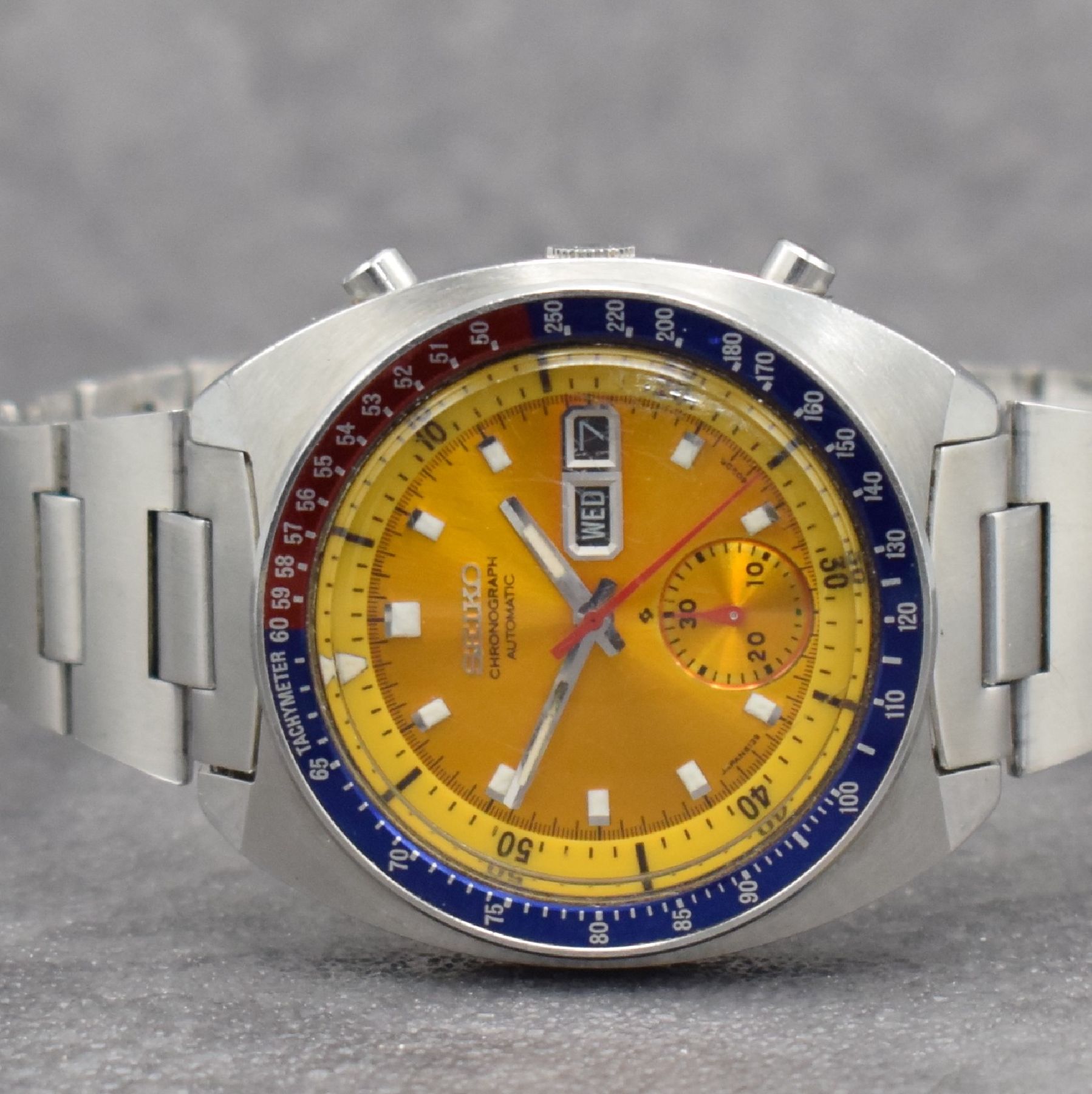 Detail a: SEIKO sog. POGUE Herrenarmbanduhr mit Schaltradchronograph Referenz 6139-6002, Japan um 1975, Automatik, massives Edelstahlgeh. m. geschr. Boden, ...