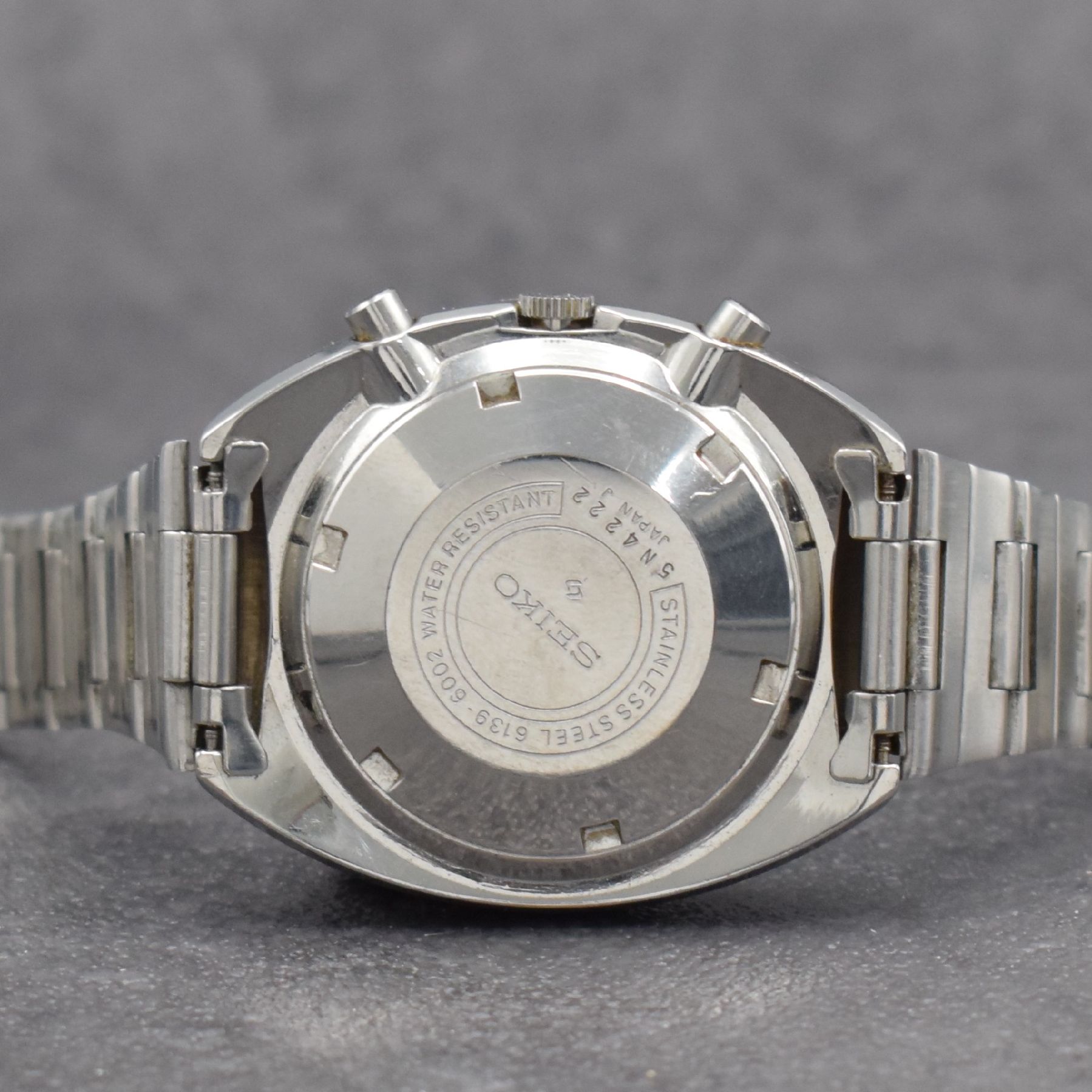 Detail e: SEIKO sog. POGUE Herrenarmbanduhr mit Schaltradchronograph Referenz 6139-6002, Japan um 1975, Automatik, massives Edelstahlgeh. m. geschr. Boden, ...