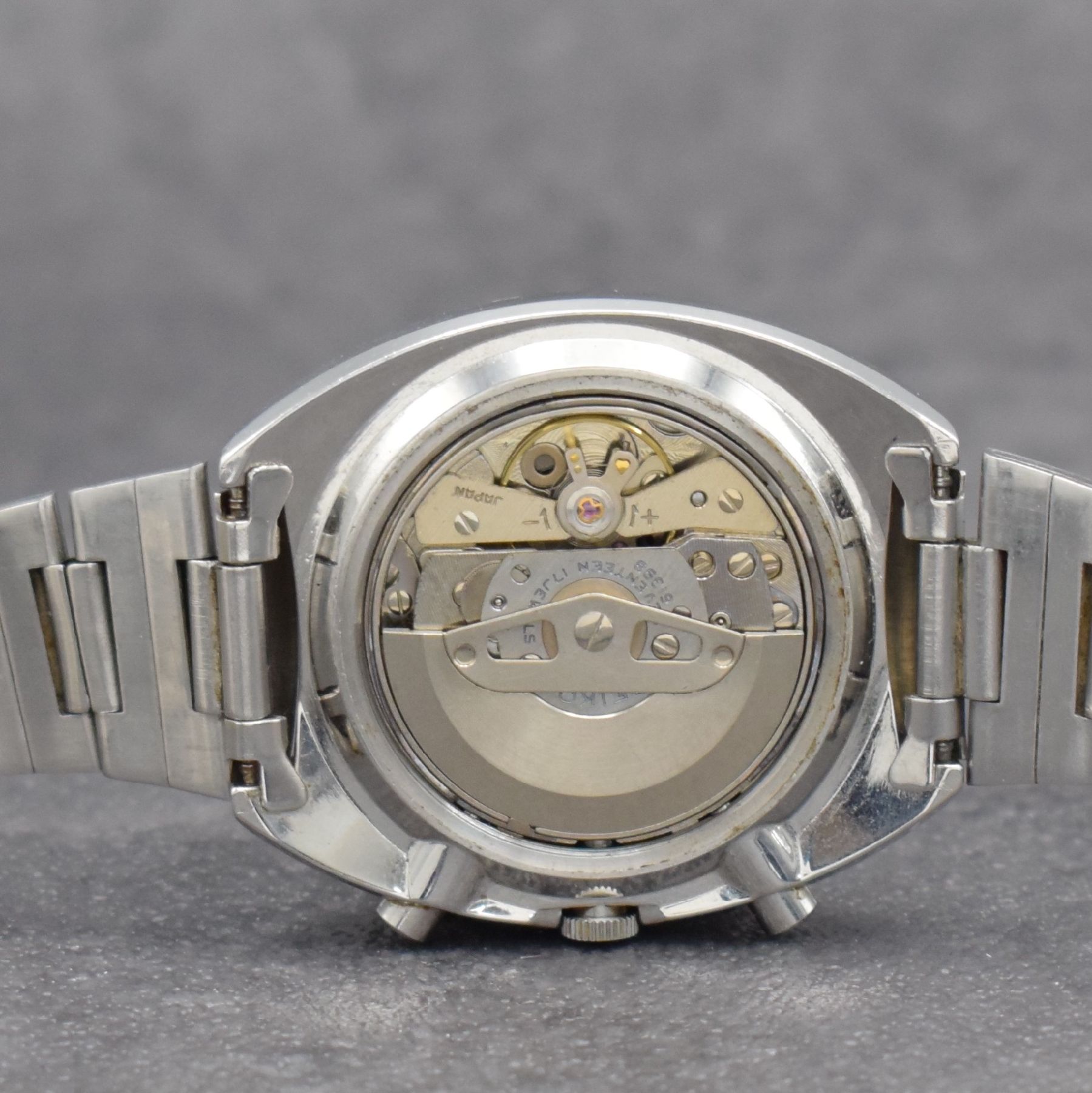 Detail g: SEIKO sog. POGUE Herrenarmbanduhr mit Schaltradchronograph Referenz 6139-6002, Japan um 1975, Automatik, massives Edelstahlgeh. m. geschr. Boden, ...