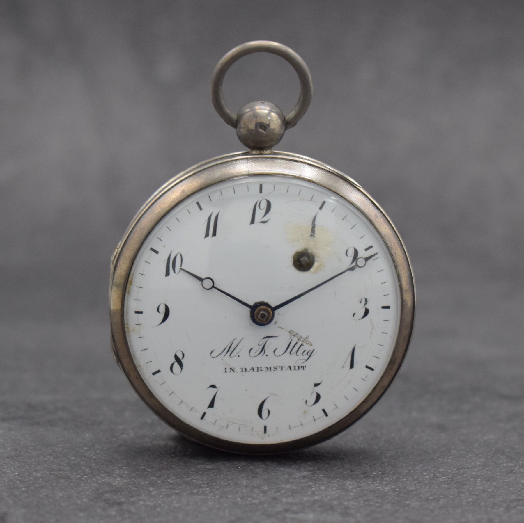 M.F. ILLIG in Darmstadt seltene Spindeluhr in Silber, Deutschland um 1820, 3-teil. Geh., Boden m. Monogramm, gedr., Glasrd. am Scharnier, ...