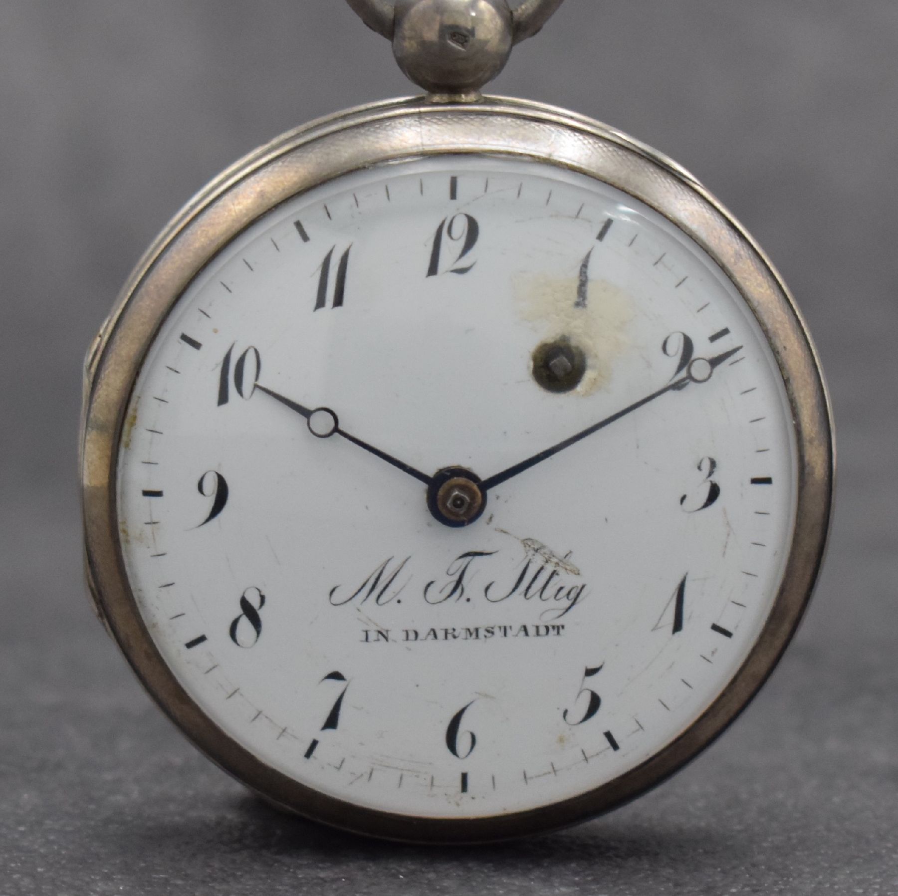 Detail a: M.F. ILLIG in Darmstadt seltene Spindeluhr in Silber, Deutschland um 1820, 3-teil. Geh., Boden m. Monogramm, gedr., Glasrd. am Scharnier, ...