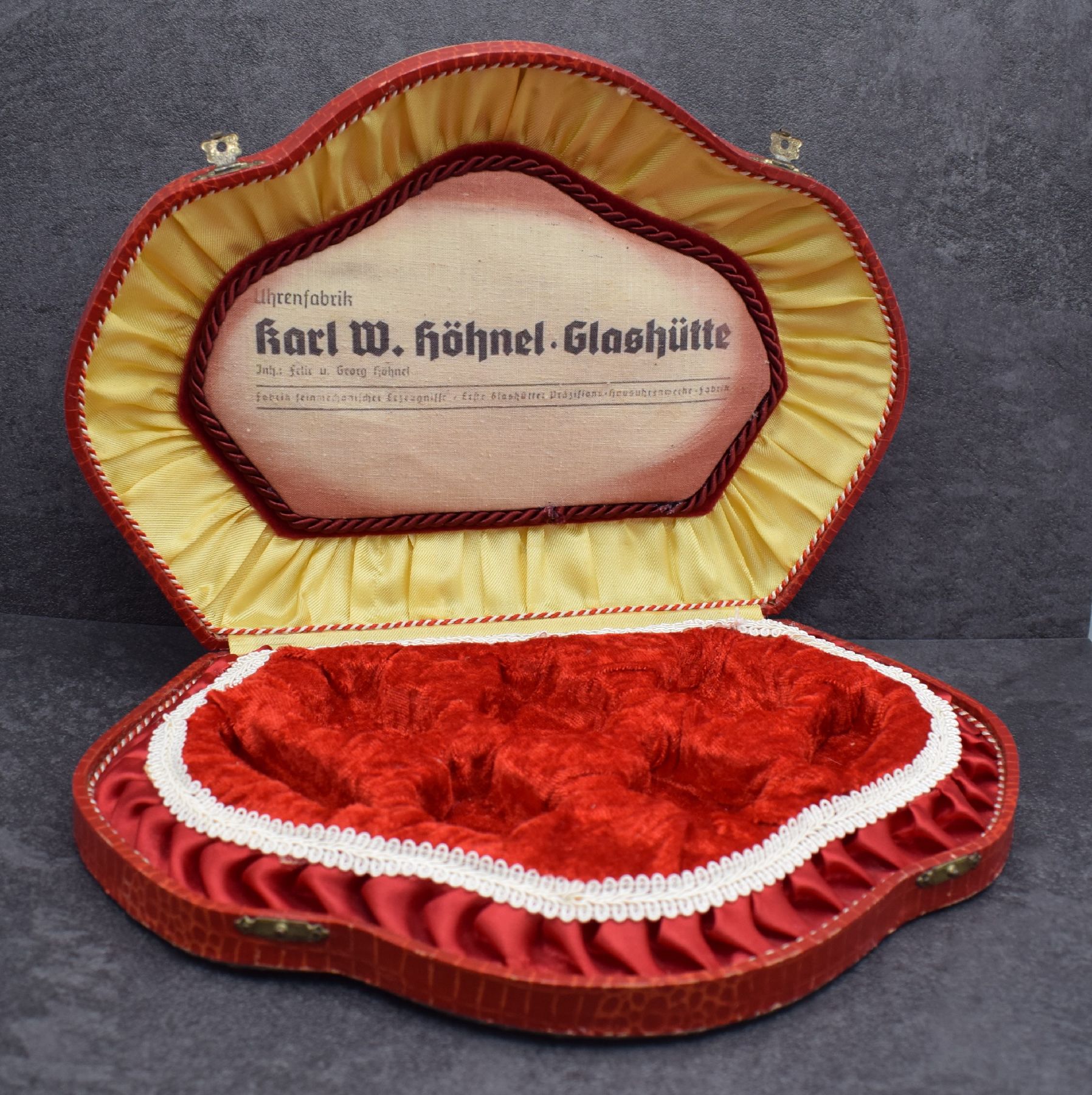KARL W. HÖHNEL Glashütte Uhrenfabrik großes prunkvolles Präsentations-Etui für Uhren, Deutschland um 1940, M. ca. 31 x 21,5 x 4 cm, guter ...