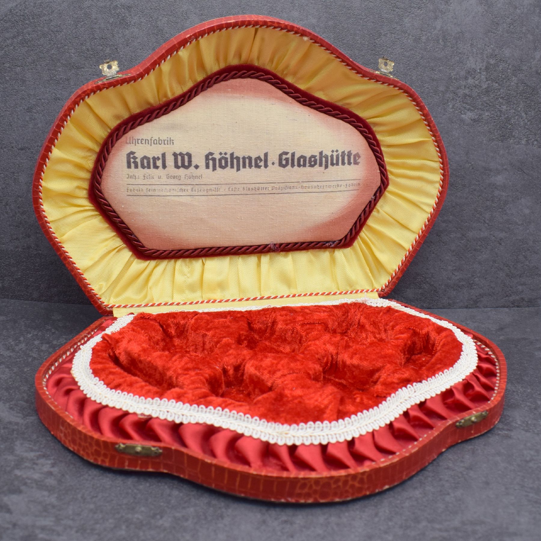 Detail a: KARL W. HÖHNEL Glashütte Uhrenfabrik großes prunkvolles Präsentations-Etui für Uhren, Deutschland um 1940, M. ca. 31 x 21,5 x 4 cm, guter ...