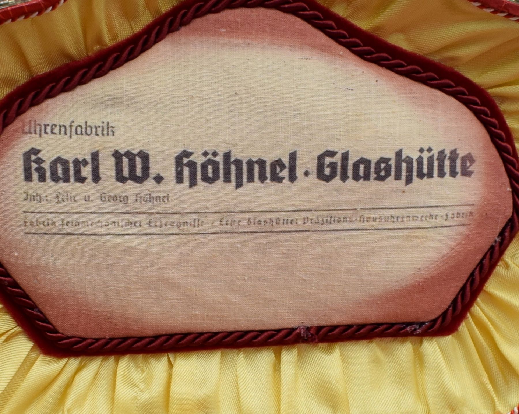 Detail b: KARL W. HÖHNEL Glashütte Uhrenfabrik großes prunkvolles Präsentations-Etui für Uhren, Deutschland um 1940, M. ca. 31 x 21,5 x 4 cm, guter ...