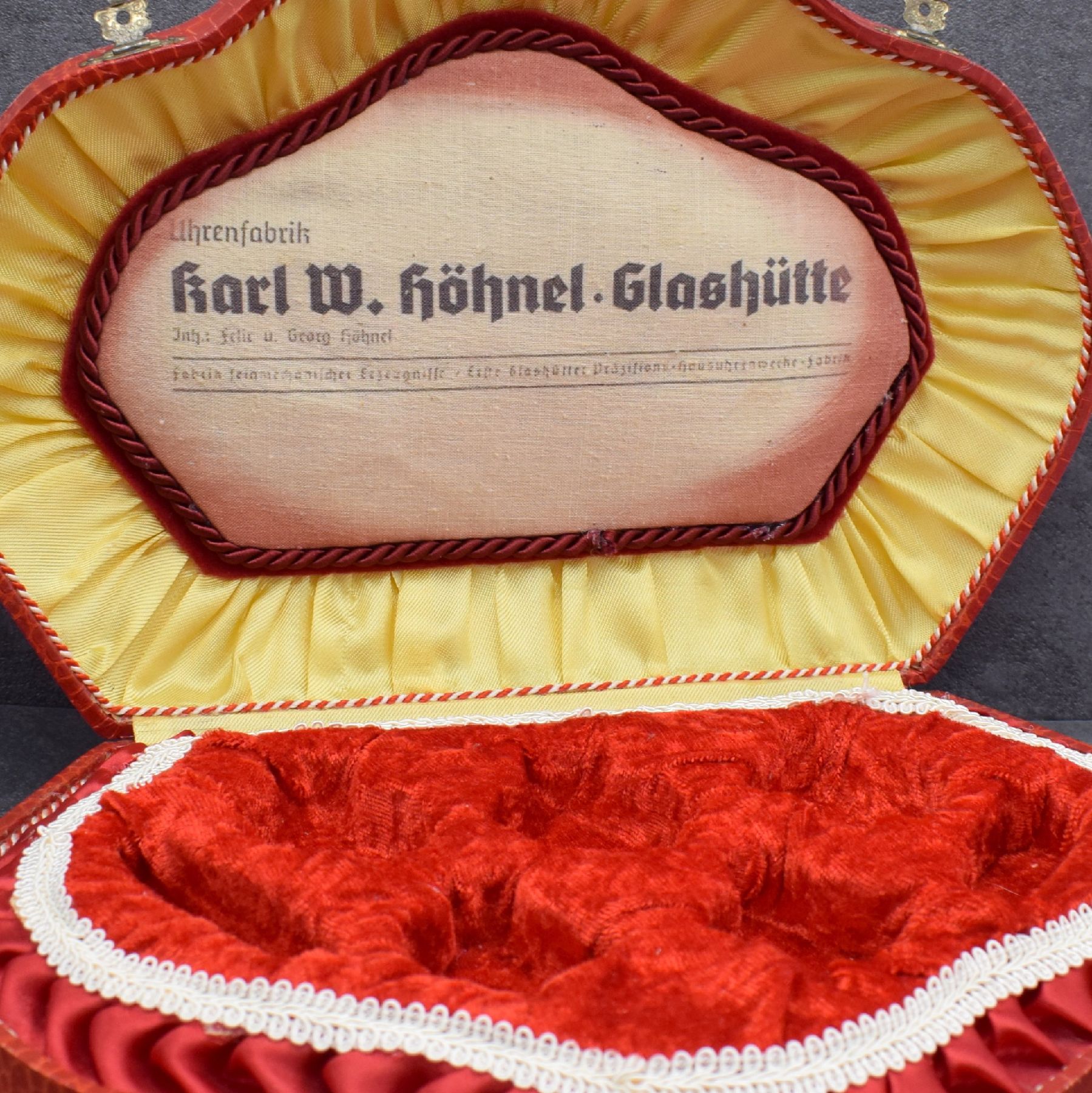 Detail c: KARL W. HÖHNEL Glashütte Uhrenfabrik großes prunkvolles Präsentations-Etui für Uhren, Deutschland um 1940, M. ca. 31 x 21,5 x 4 cm, guter ...