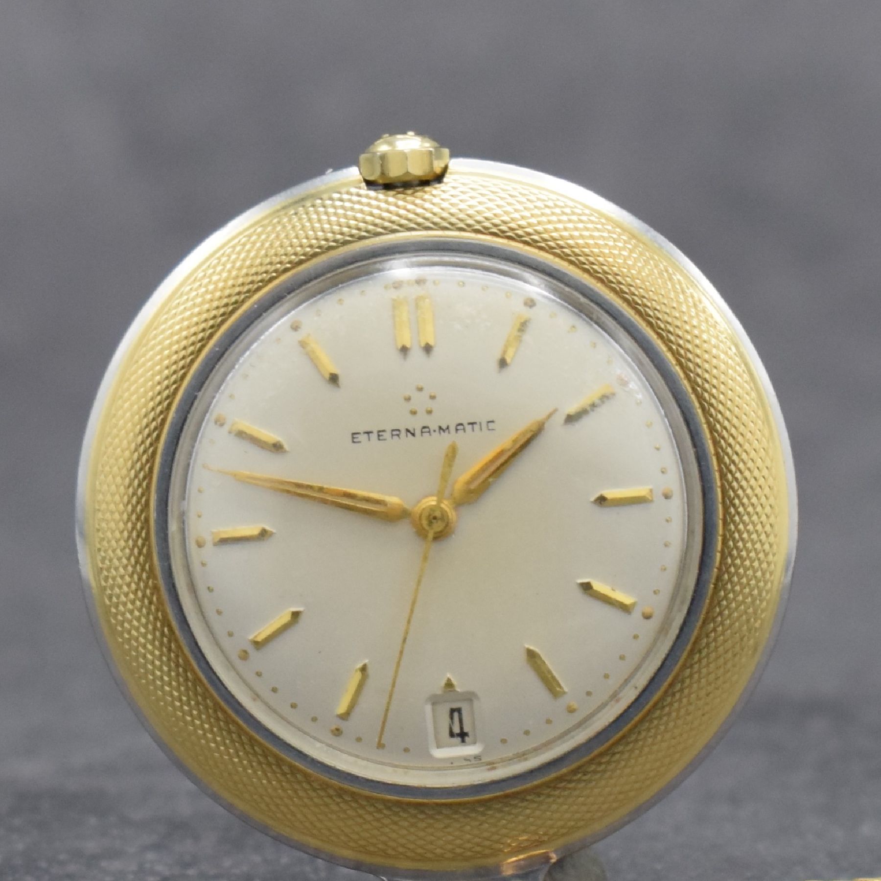 Detail a: ETERNA-MATIC Golfer Taschenuhr in Edelstahl & Gold, Schweiz um 1960, Automatik, beids. vergl. Geh., Boden geschr., silb. Zifferbl. m. aufges. ...