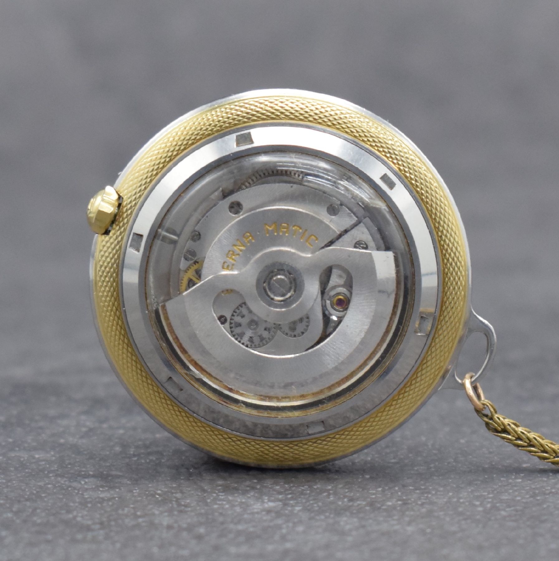 Detail b: ETERNA-MATIC Golfer Taschenuhr in Edelstahl & Gold, Schweiz um 1960, Automatik, beids. vergl. Geh., Boden geschr., silb. Zifferbl. m. aufges. ...
