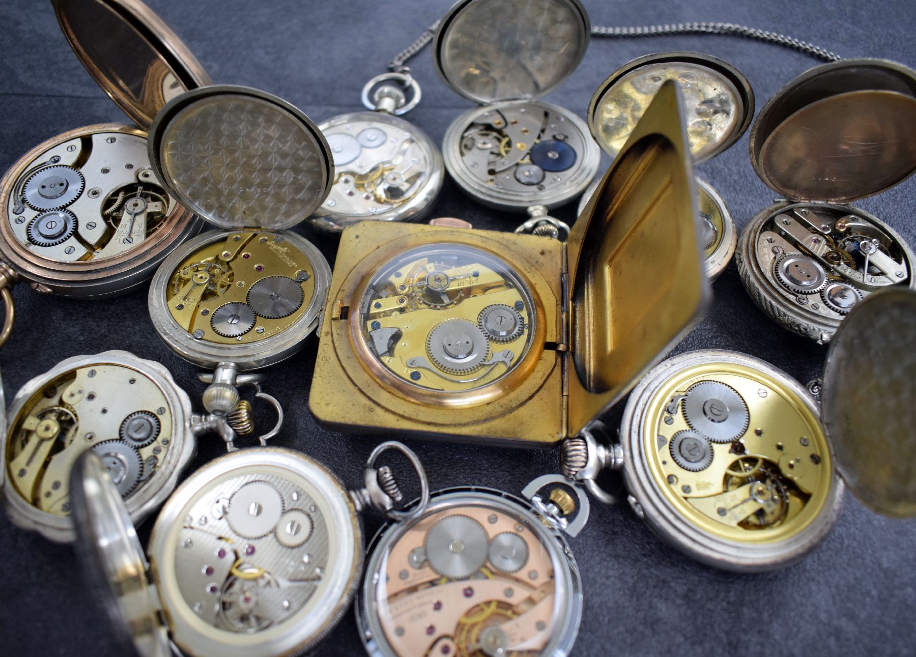 Detail e: 11 Taschenuhren in Silber & Nickel, teils namhafte Hersteller & 1x mit Repetition, Schweiz um 1890 - 1990, meist Emailzifferbl. riss. / besch. & ...