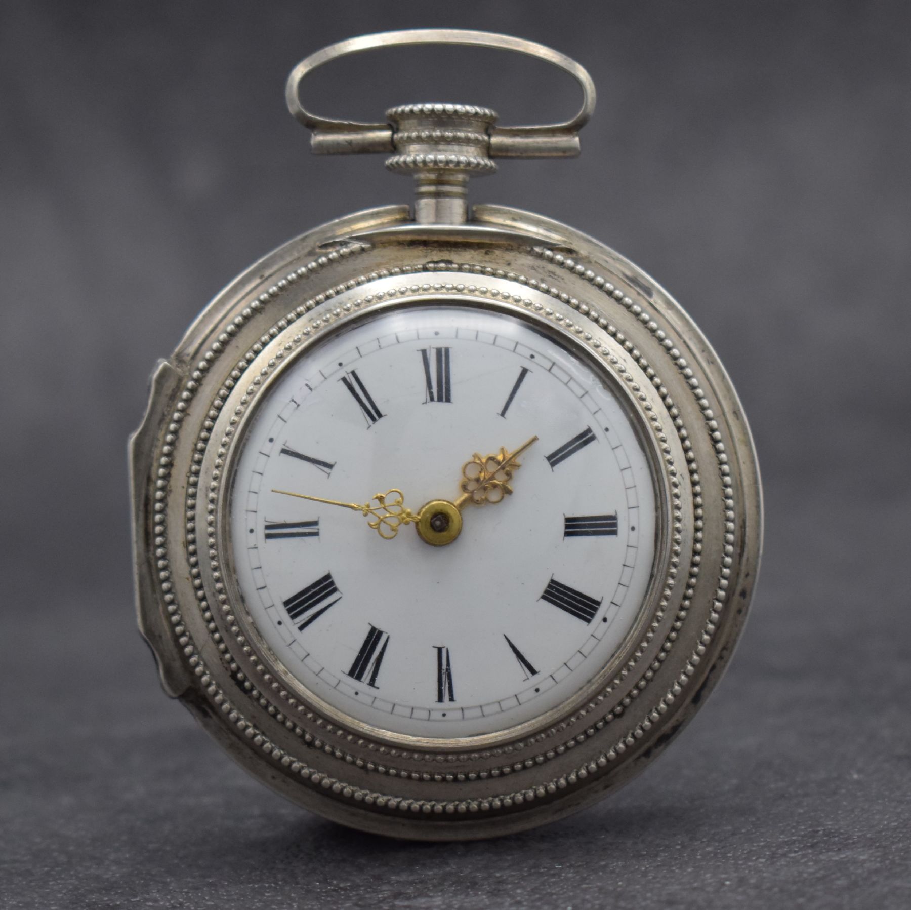 Spindeltaschenuhr mit sign. Gehäuse "Müller Augsburg", Deutschland um 1800, doppeltes Silbergehäuse, rücks. m. Jesus Darstellung ...
