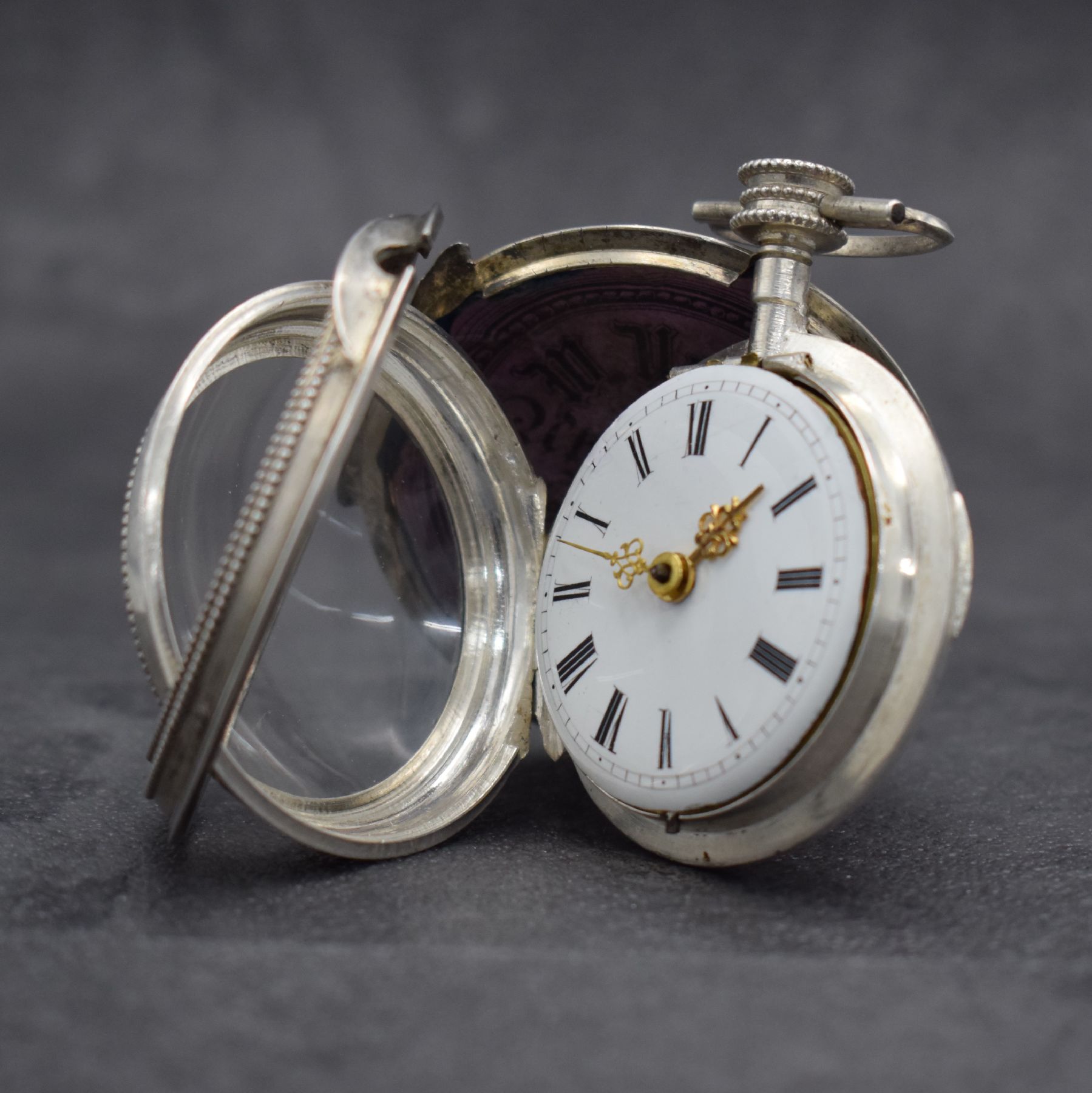 Detail e: Spindeltaschenuhr mit sign. Gehäuse "Müller Augsburg", Deutschland um 1800, doppeltes Silbergehäuse, rücks. m. Jesus Darstellung ...