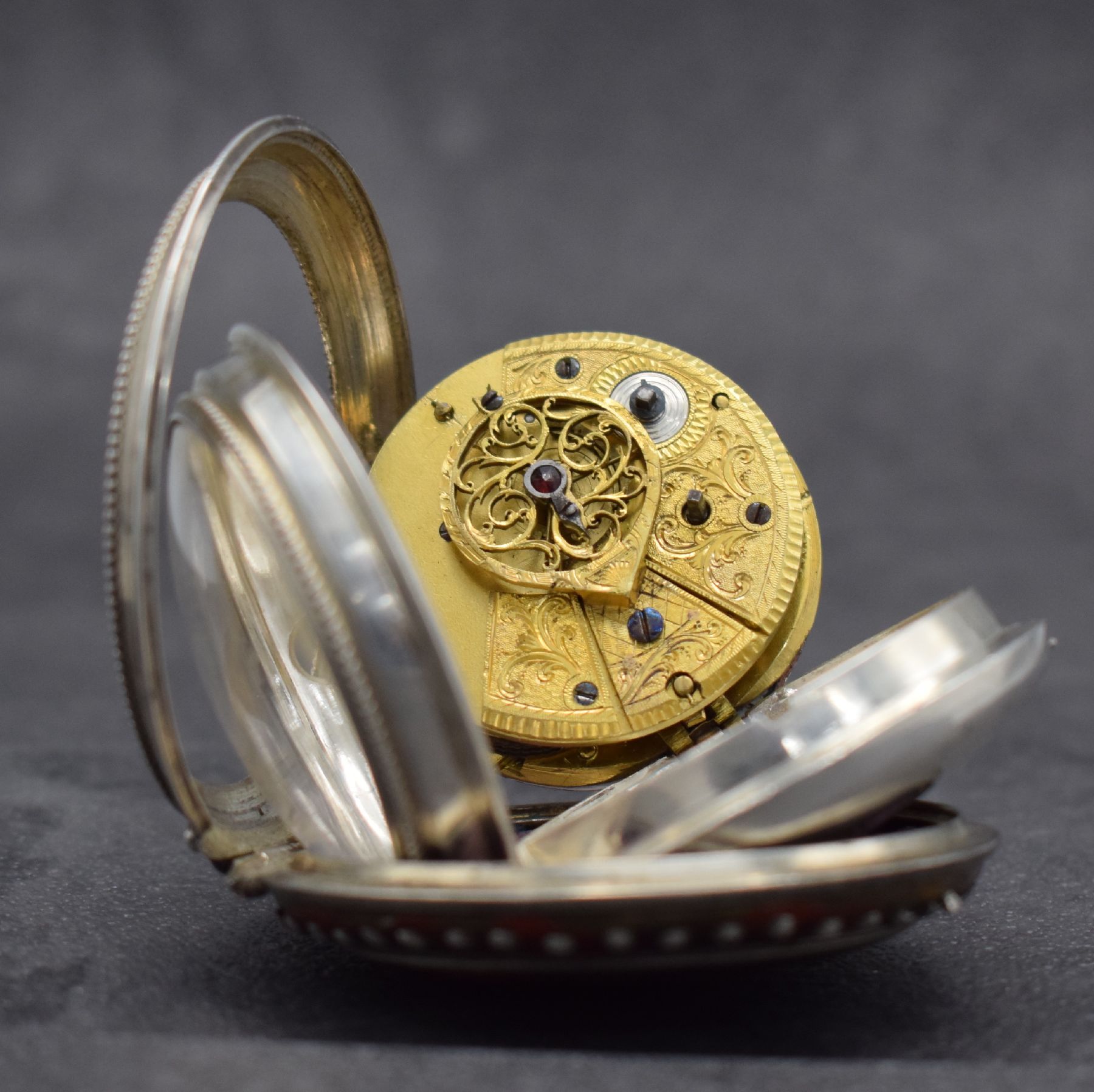 Detail f: Spindeltaschenuhr mit sign. Gehäuse "Müller Augsburg", Deutschland um 1800, doppeltes Silbergehäuse, rücks. m. Jesus Darstellung ...