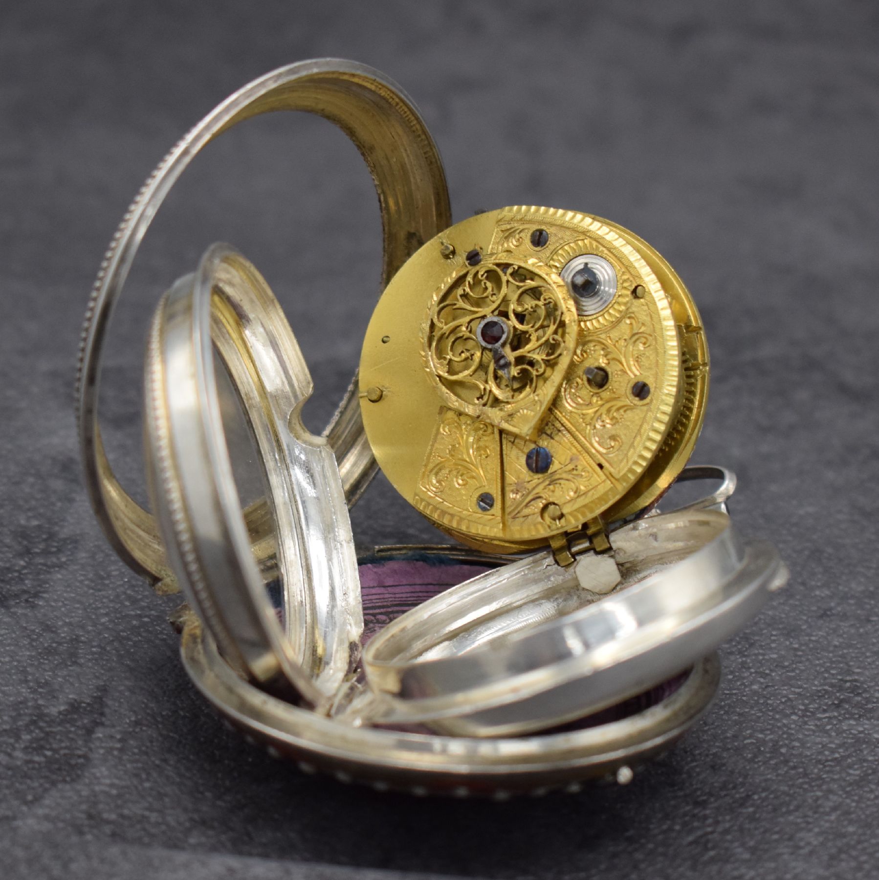 Detail g: Spindeltaschenuhr mit sign. Gehäuse "Müller Augsburg", Deutschland um 1800, doppeltes Silbergehäuse, rücks. m. Jesus Darstellung ...