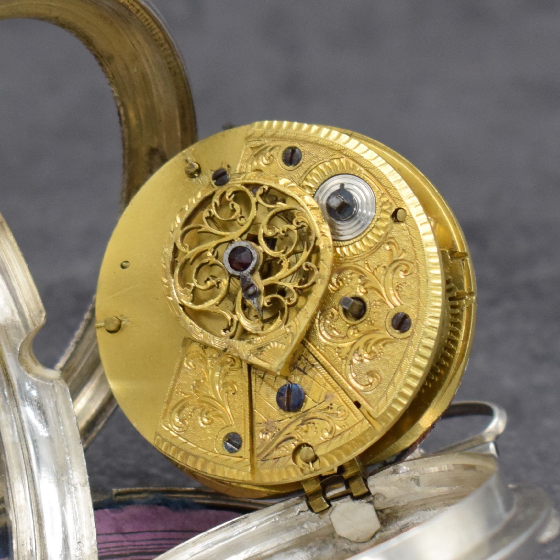 Detail h: Spindeltaschenuhr mit sign. Gehäuse "Müller Augsburg", Deutschland um 1800, doppeltes Silbergehäuse, rücks. m. Jesus Darstellung ...