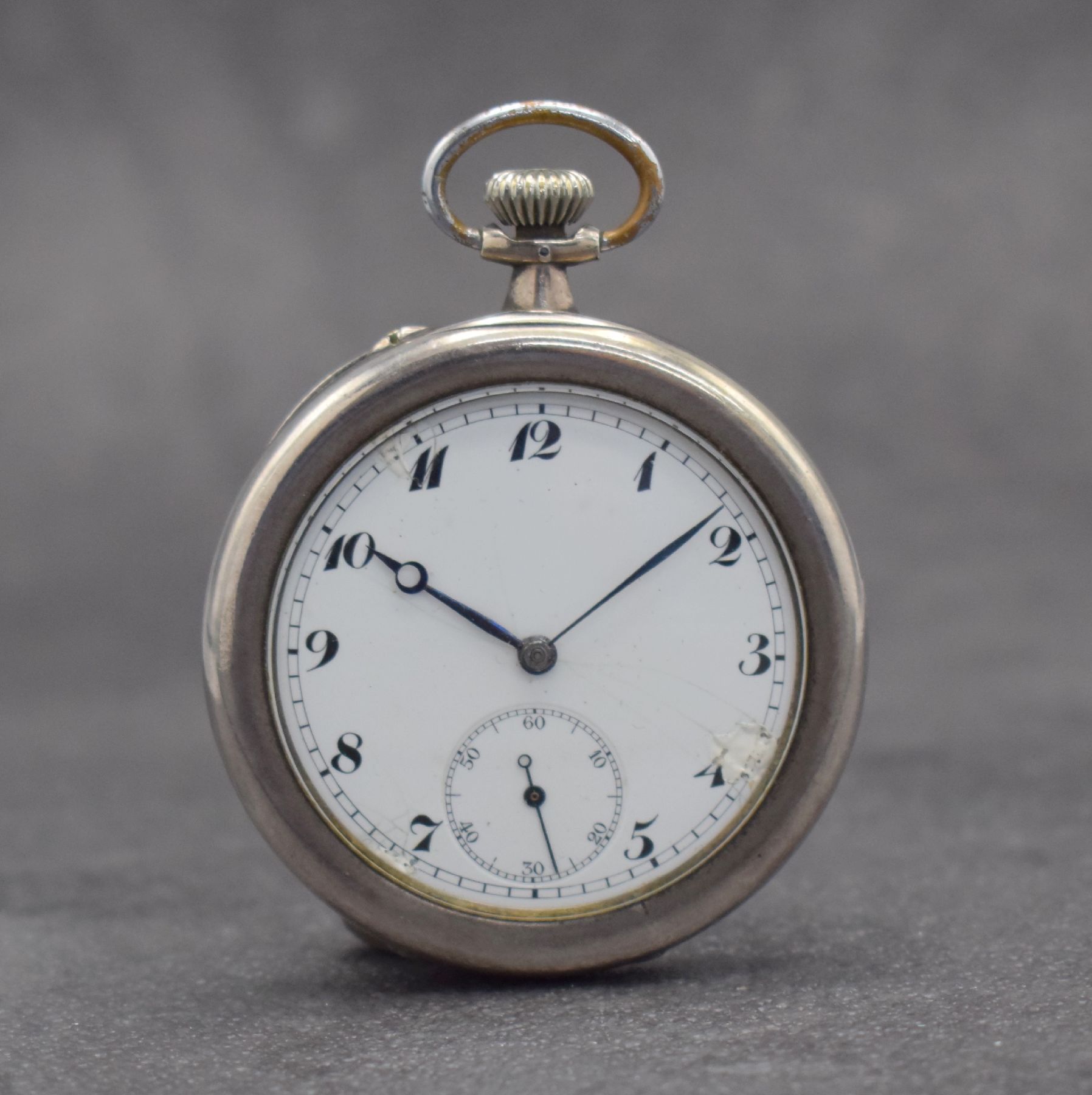 IWC offene Taschenuhr, Schweiz um 1916, unsign. Gehäuse in Silber 925/000, Emailblatt m. arab. Zahlen besch., gebl. Zeiger, 2/3- plat. verg. Werk m. ...