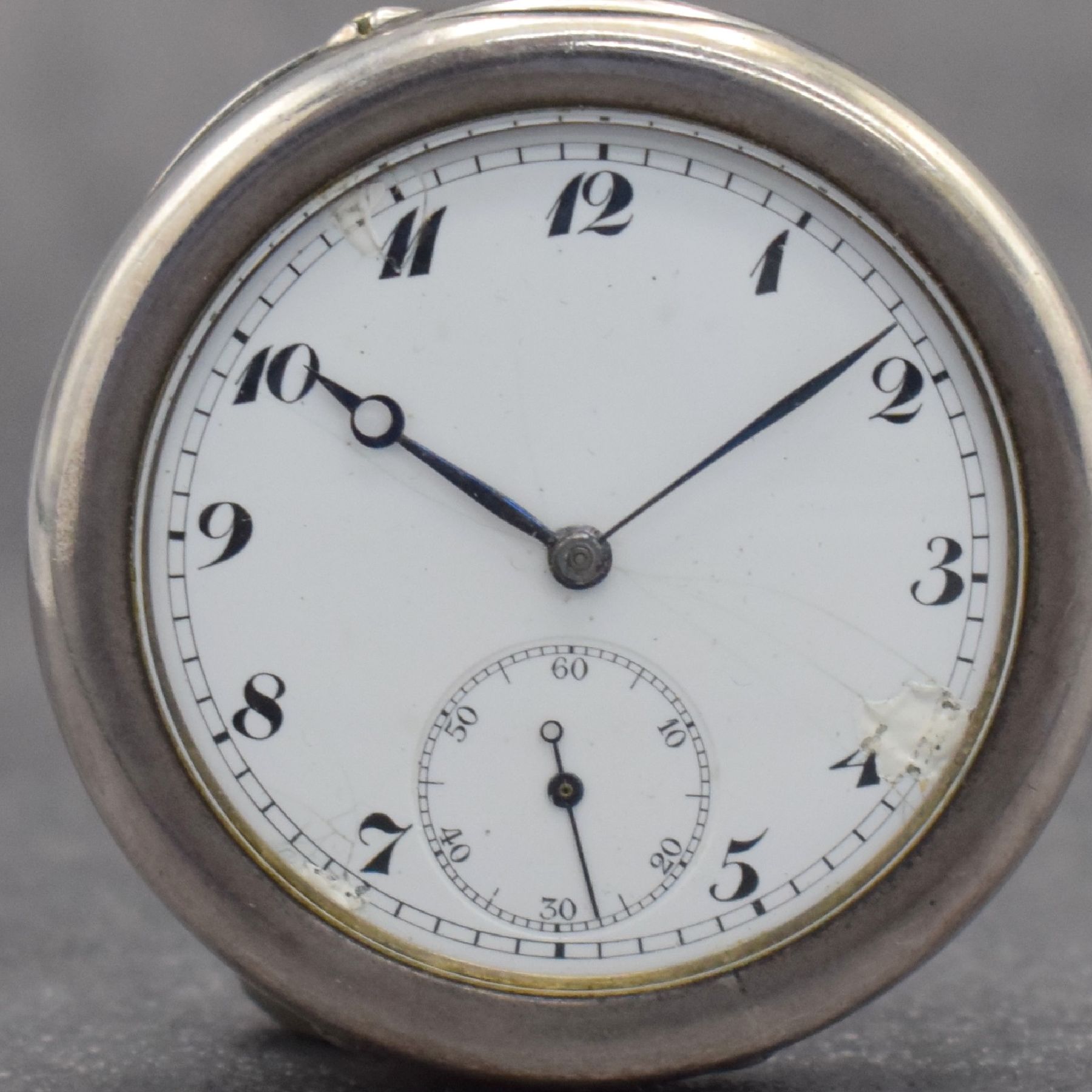 Detail a: IWC offene Taschenuhr, Schweiz um 1916, unsign. Gehäuse in Silber 925/000, Emailblatt m. arab. Zahlen besch., gebl. Zeiger, 2/3- plat. verg. Werk m. ...