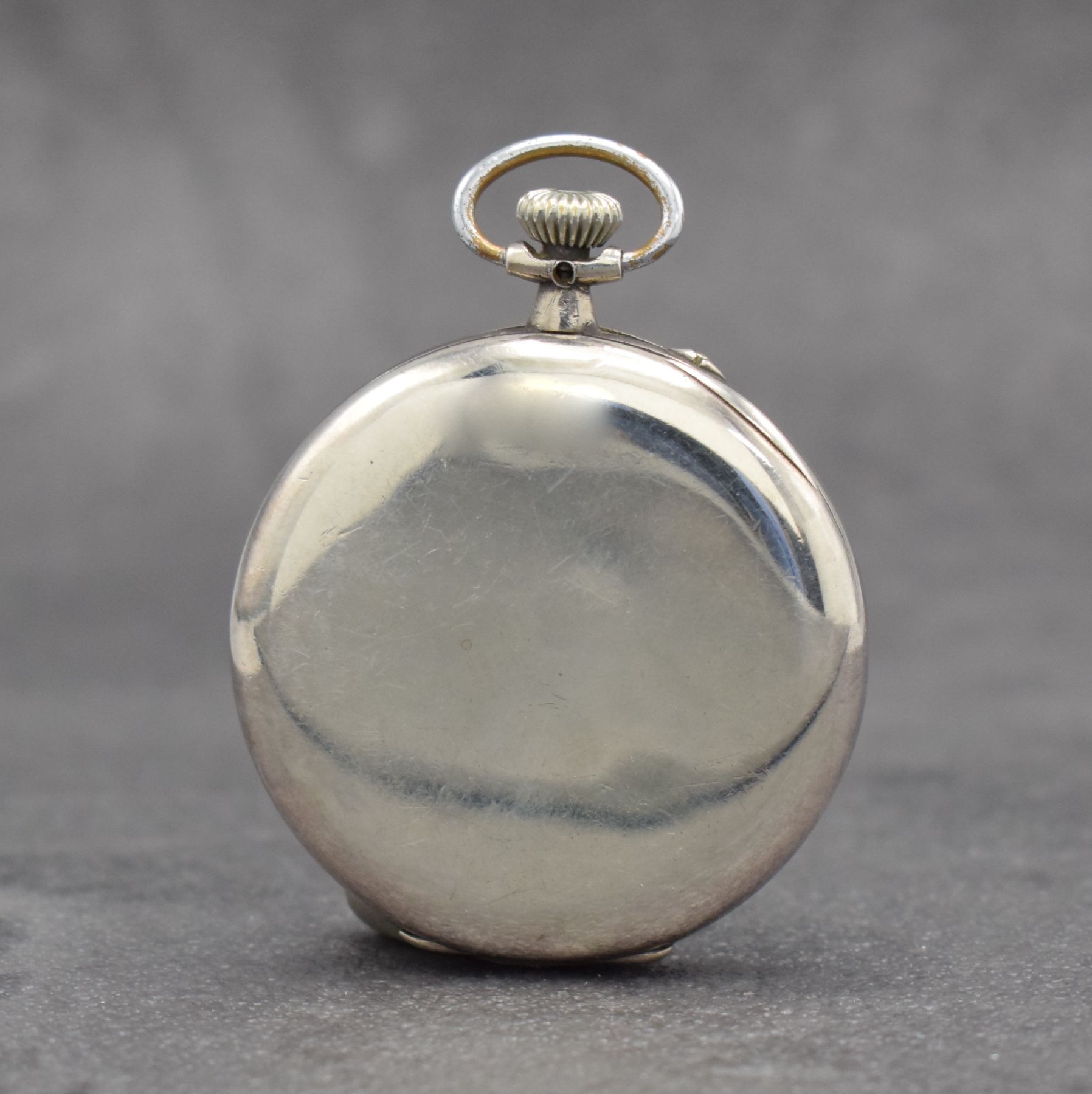 Detail b: IWC offene Taschenuhr, Schweiz um 1916, unsign. Gehäuse in Silber 925/000, Emailblatt m. arab. Zahlen besch., gebl. Zeiger, 2/3- plat. verg. Werk m. ...