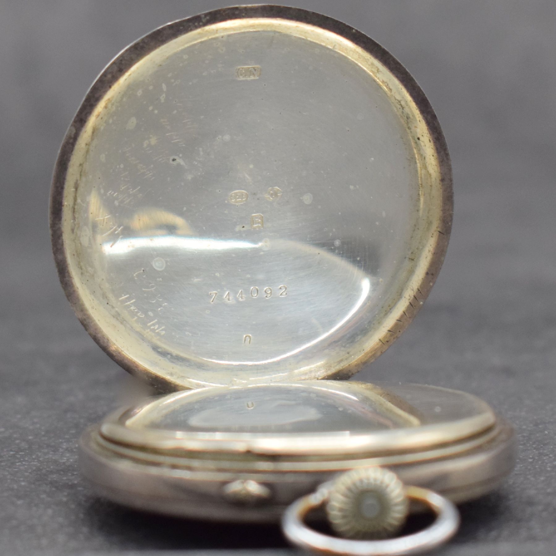 Detail c: IWC offene Taschenuhr, Schweiz um 1916, unsign. Gehäuse in Silber 925/000, Emailblatt m. arab. Zahlen besch., gebl. Zeiger, 2/3- plat. verg. Werk m. ...