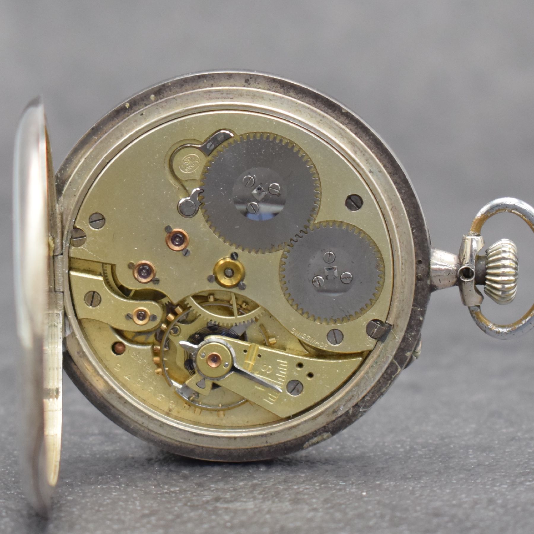 Detail d: IWC offene Taschenuhr, Schweiz um 1916, unsign. Gehäuse in Silber 925/000, Emailblatt m. arab. Zahlen besch., gebl. Zeiger, 2/3- plat. verg. Werk m. ...