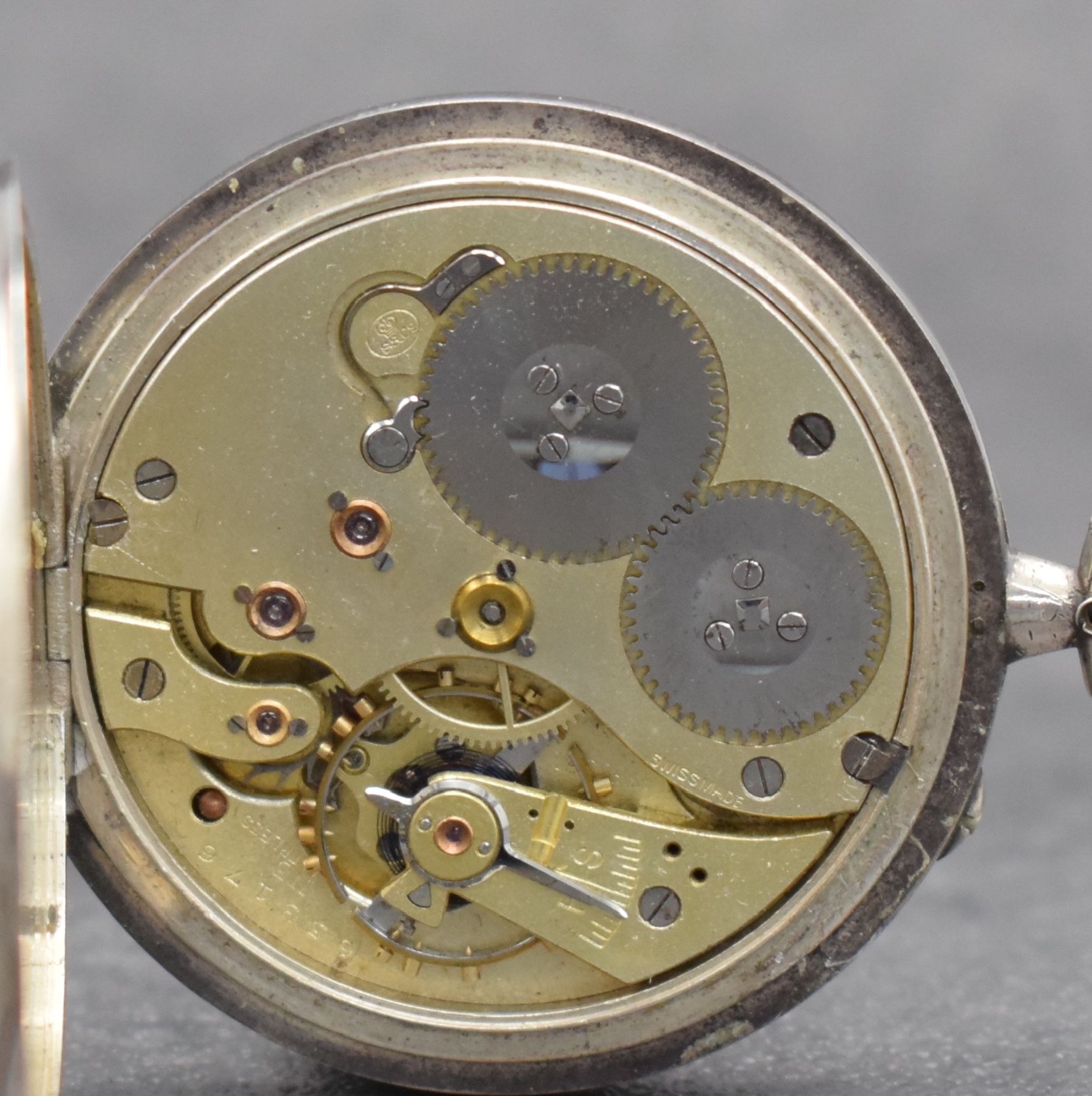 Detail e: IWC offene Taschenuhr, Schweiz um 1916, unsign. Gehäuse in Silber 925/000, Emailblatt m. arab. Zahlen besch., gebl. Zeiger, 2/3- plat. verg. Werk m. ...