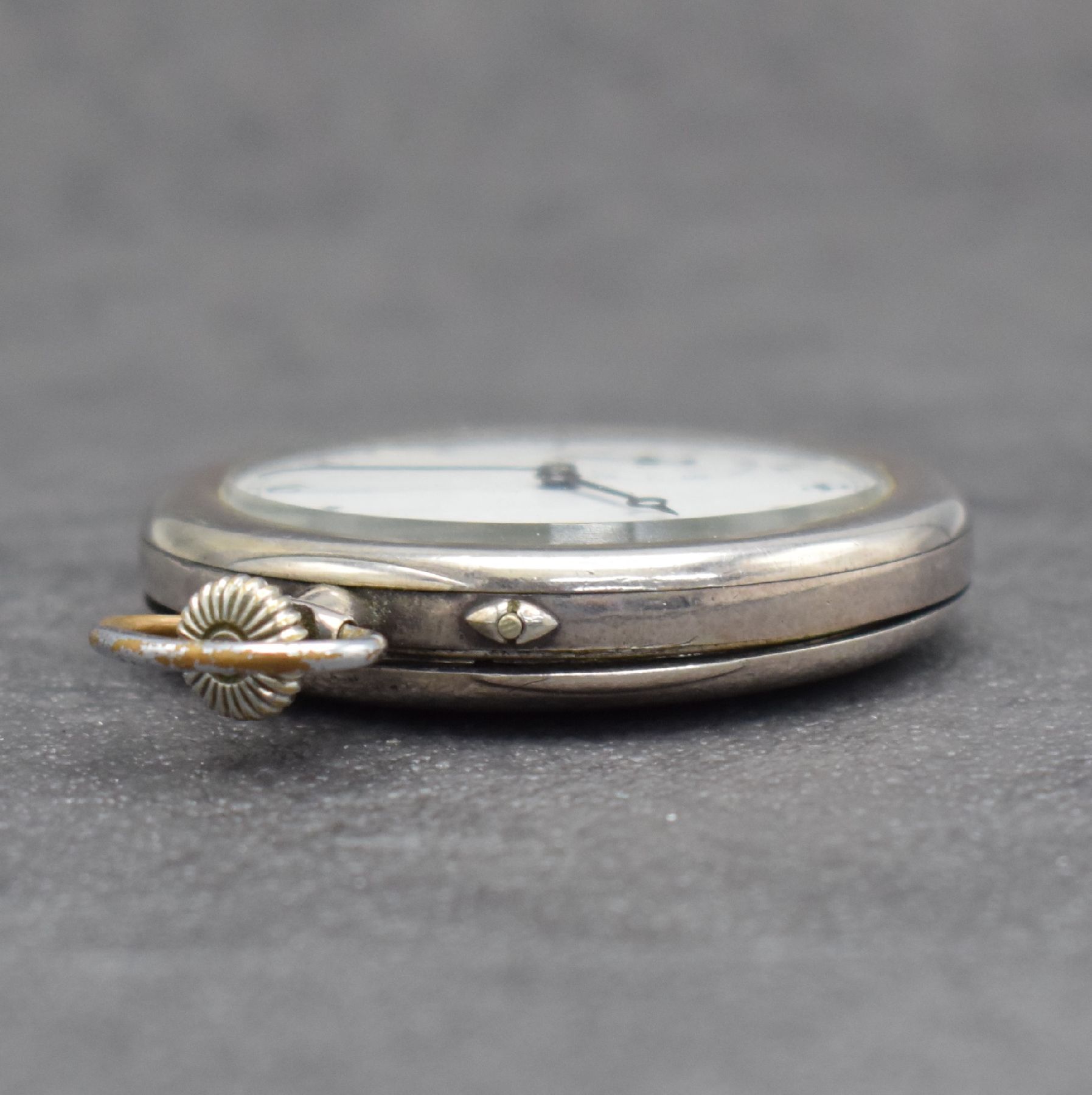 Detail f: IWC offene Taschenuhr, Schweiz um 1916, unsign. Gehäuse in Silber 925/000, Emailblatt m. arab. Zahlen besch., gebl. Zeiger, 2/3- plat. verg. Werk m. ...