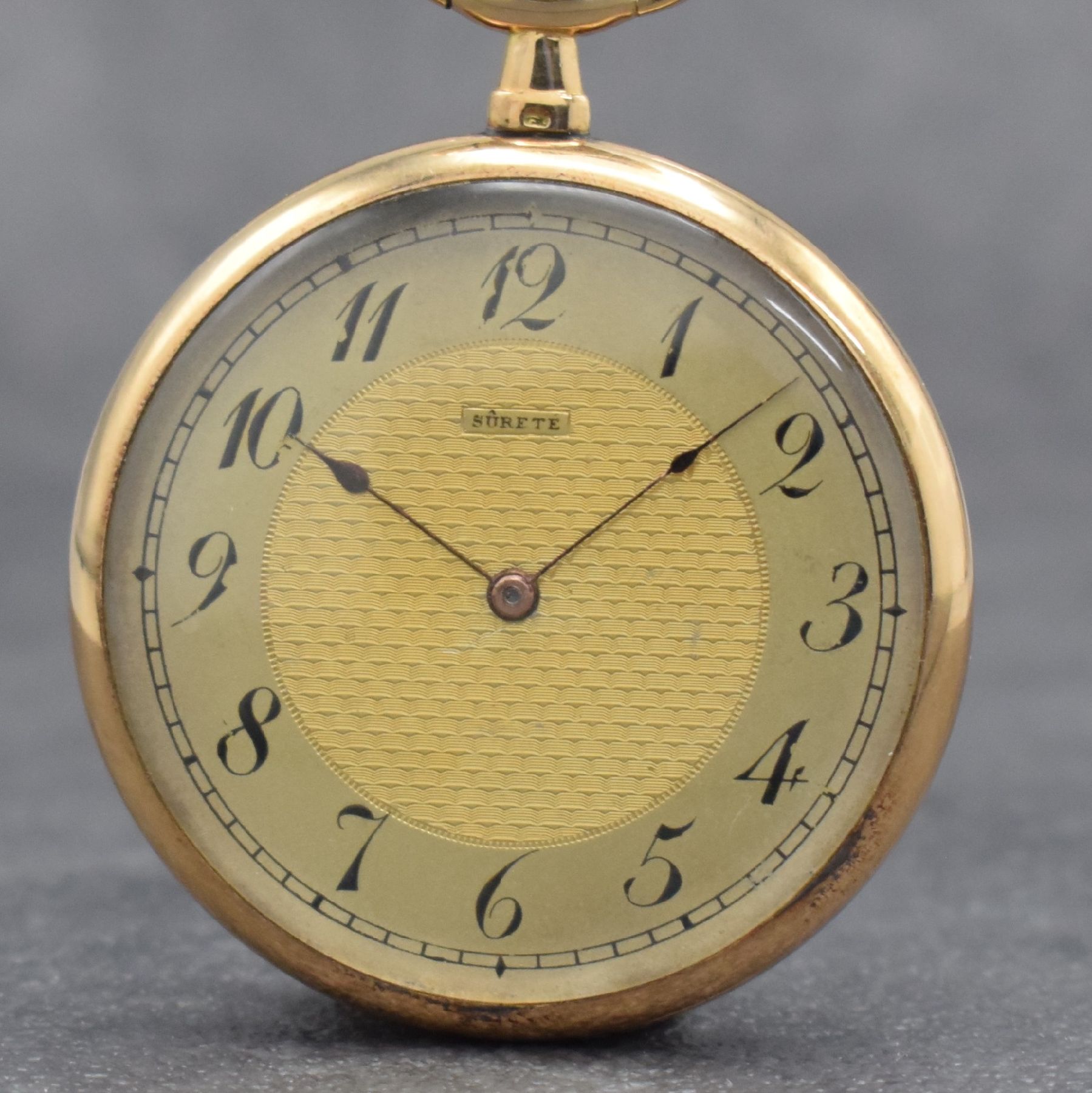 Detail a: SÜRETE offene Taschenuhr in RG 585/000, Schweiz um 1920, 2-Deckel Goldgeh., Rückseite m. Monogramm, Metallzifferbl. m. arab. Zahlen z. T. guill., ...