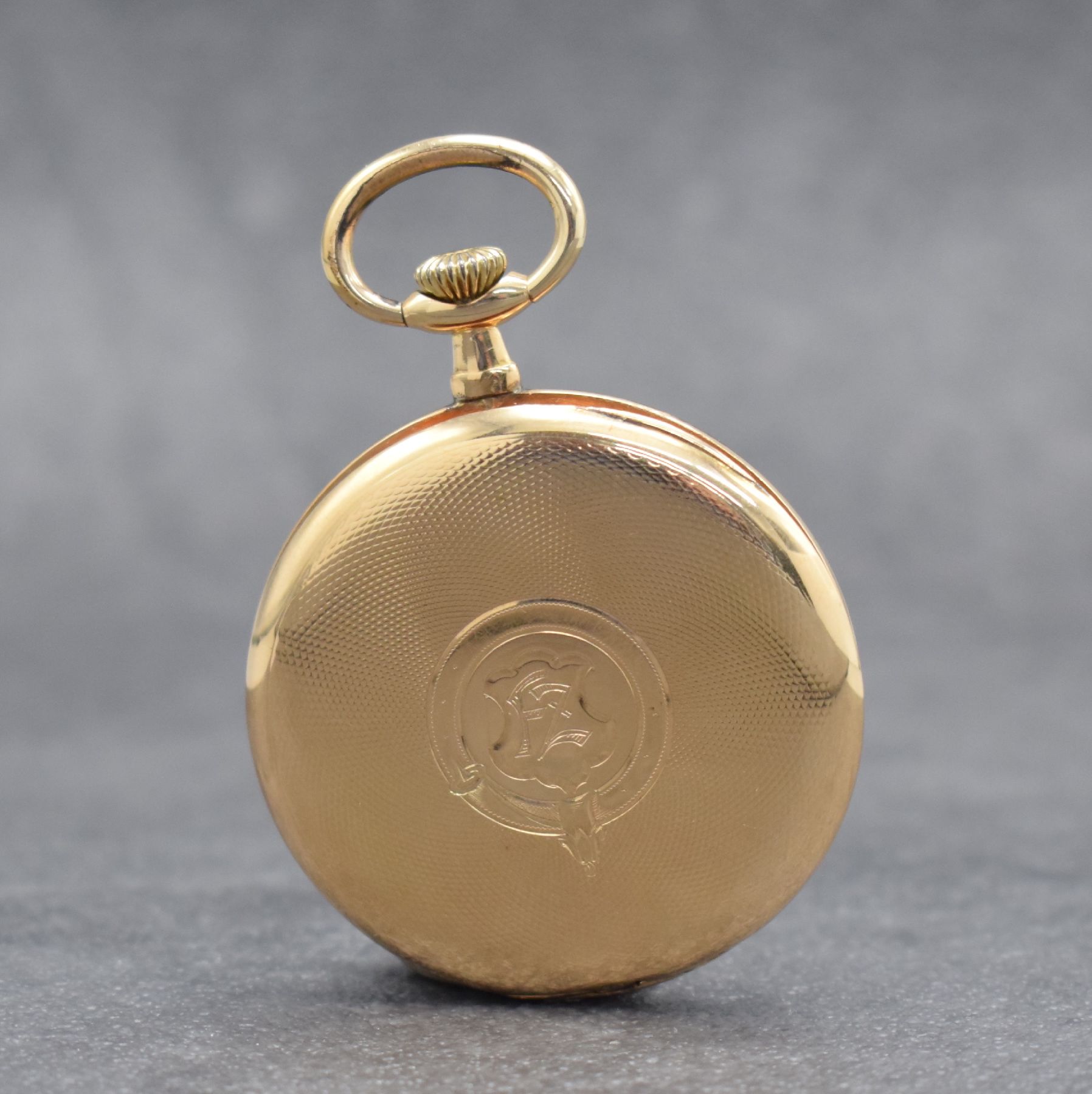 Detail b: SÜRETE offene Taschenuhr in RG 585/000, Schweiz um 1920, 2-Deckel Goldgeh., Rückseite m. Monogramm, Metallzifferbl. m. arab. Zahlen z. T. guill., ...