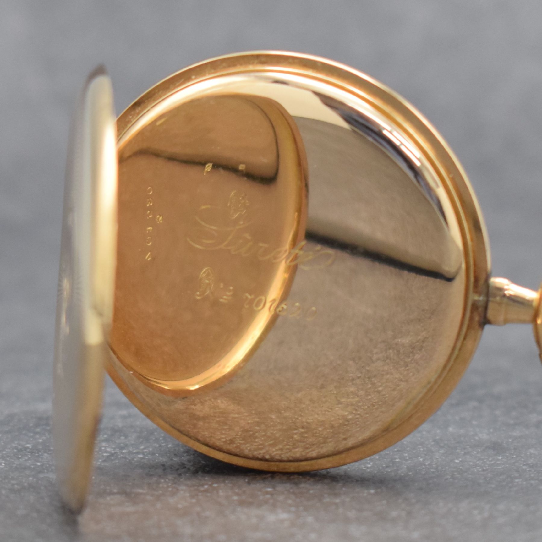 Detail c: SÜRETE offene Taschenuhr in RG 585/000, Schweiz um 1920, 2-Deckel Goldgeh., Rückseite m. Monogramm, Metallzifferbl. m. arab. Zahlen z. T. guill., ...