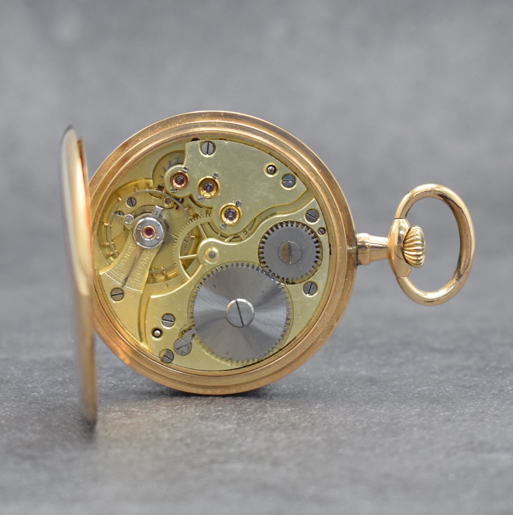 Detail d: SÜRETE offene Taschenuhr in RG 585/000, Schweiz um 1920, 2-Deckel Goldgeh., Rückseite m. Monogramm, Metallzifferbl. m. arab. Zahlen z. T. guill., ...