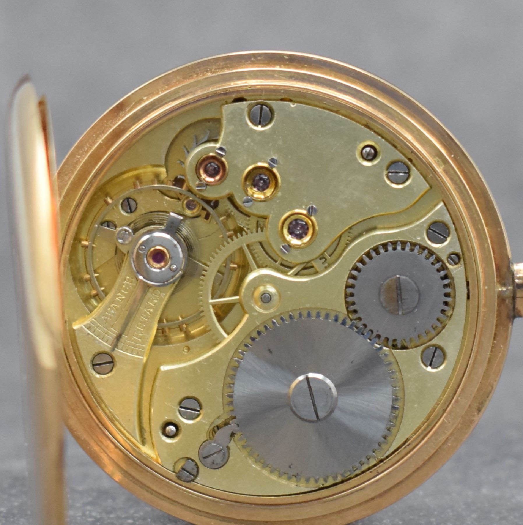 Detail e: SÜRETE offene Taschenuhr in RG 585/000, Schweiz um 1920, 2-Deckel Goldgeh., Rückseite m. Monogramm, Metallzifferbl. m. arab. Zahlen z. T. guill., ...