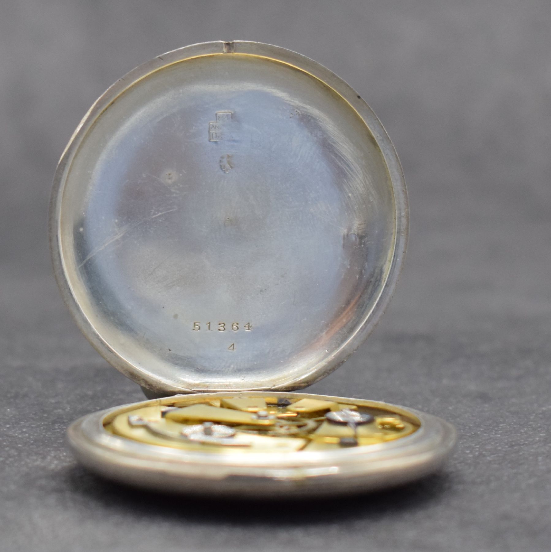 Detail c: DU BOIS offene Taschenuhr ohne Pendant, Schweiz um 1850, Silbergeh., Pendant auf Kundewunsch entfernt, silb. guill. & floral grav. Zifferbl. m. röm. ...