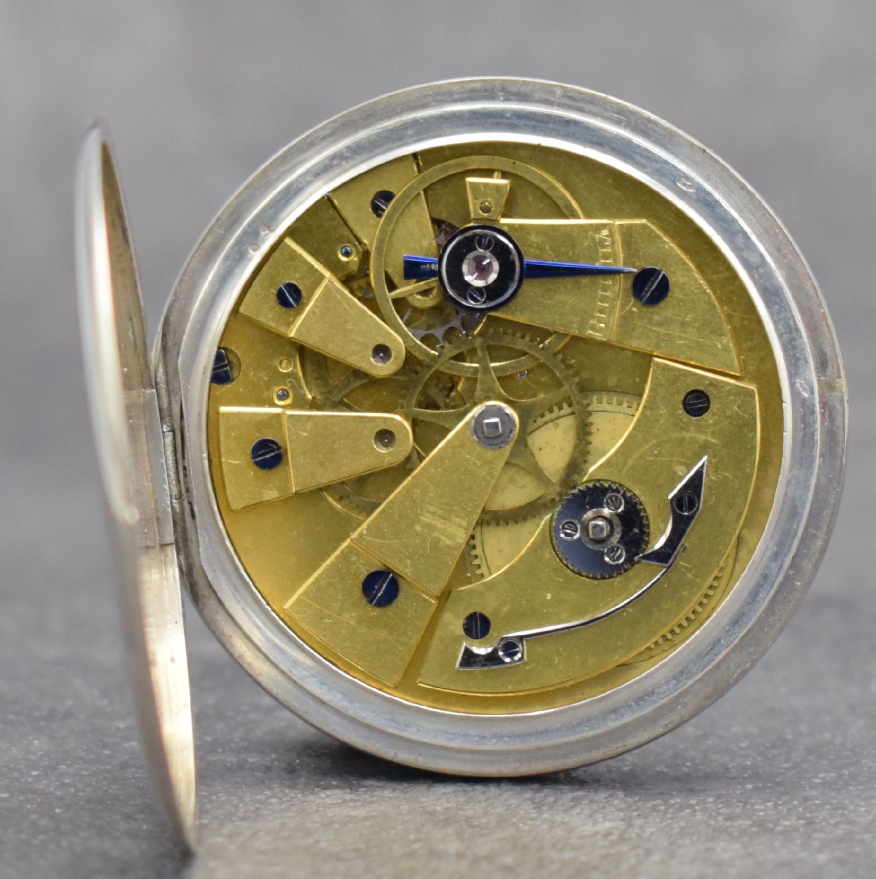Detail d: DU BOIS offene Taschenuhr ohne Pendant, Schweiz um 1850, Silbergeh., Pendant auf Kundewunsch entfernt, silb. guill. & floral grav. Zifferbl. m. röm. ...