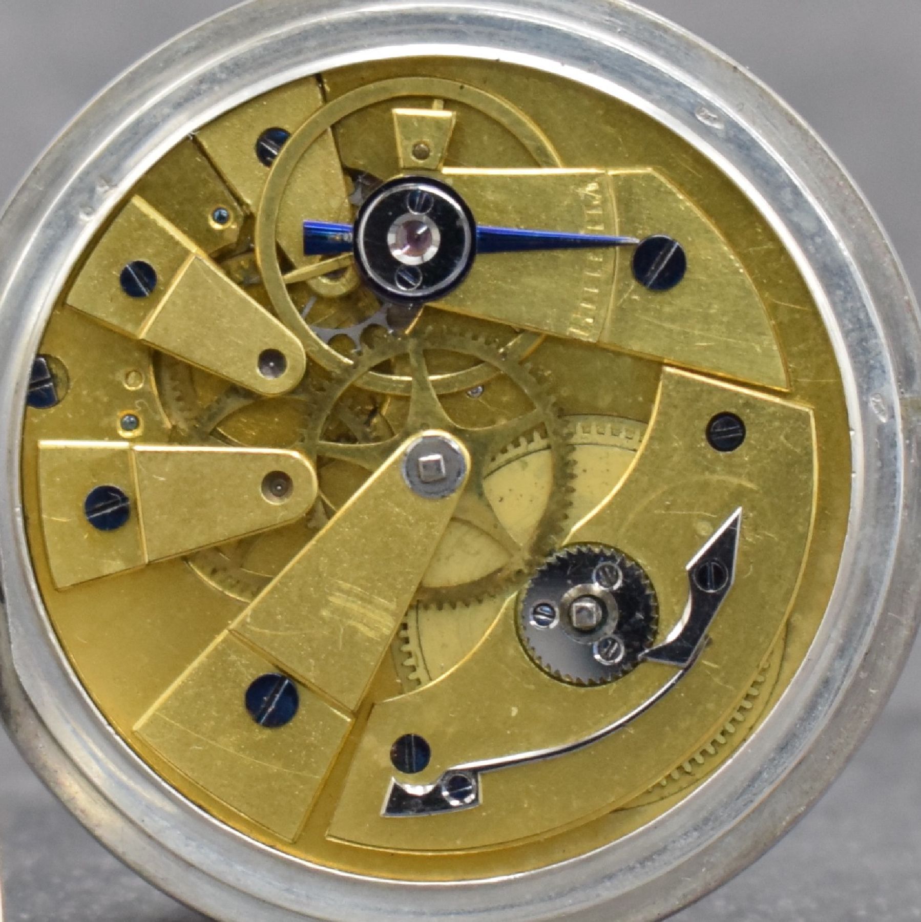 Detail e: DU BOIS offene Taschenuhr ohne Pendant, Schweiz um 1850, Silbergeh., Pendant auf Kundewunsch entfernt, silb. guill. & floral grav. Zifferbl. m. röm. ...
