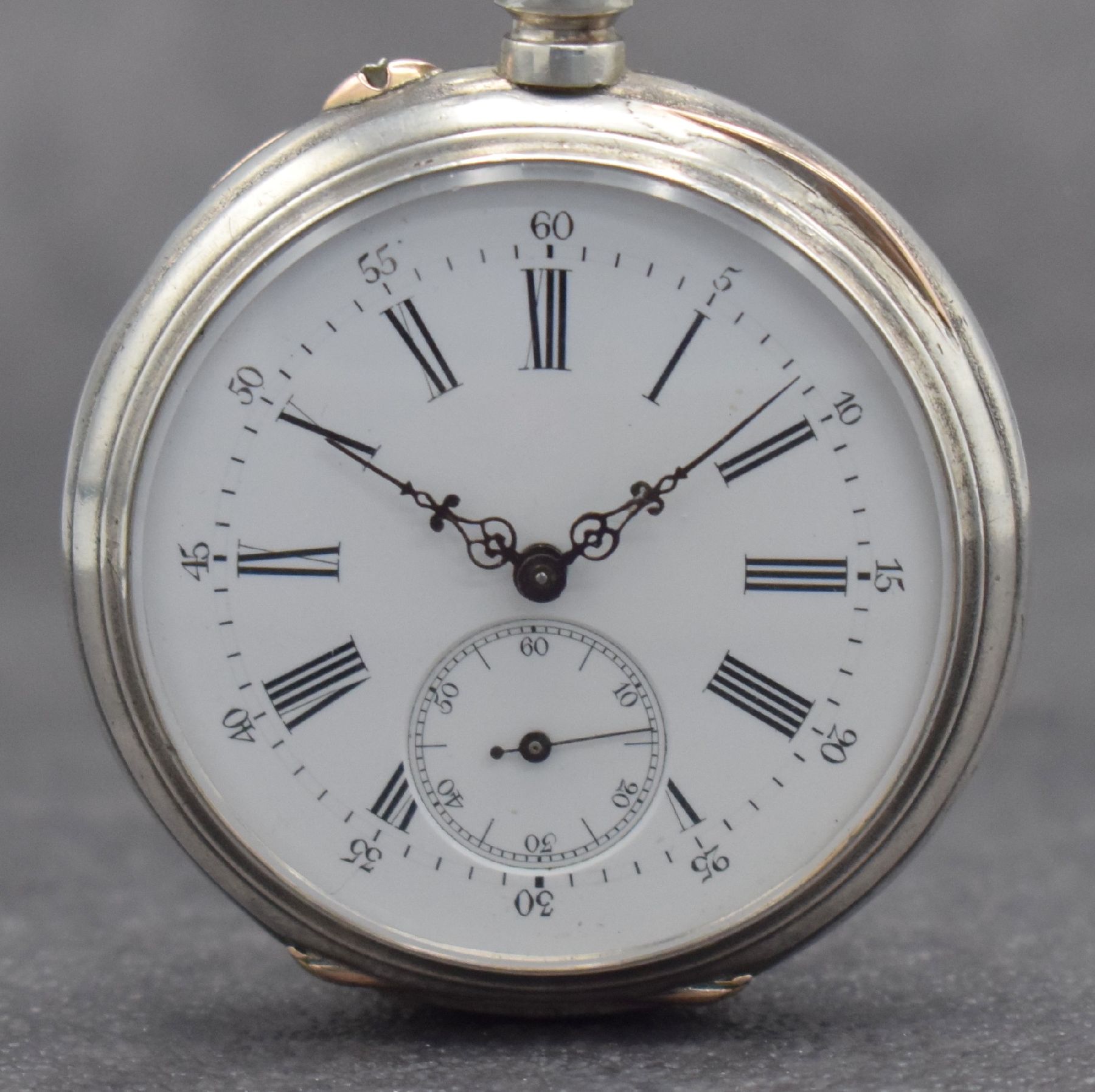 Detail a: Adolphe König 1893 offene Silbertaschenuhr, Schweiz/Deutschland um 1893, glattes Geh. m. Gold-Monturen, rücks. Monogramm "AK", Cuvette ...