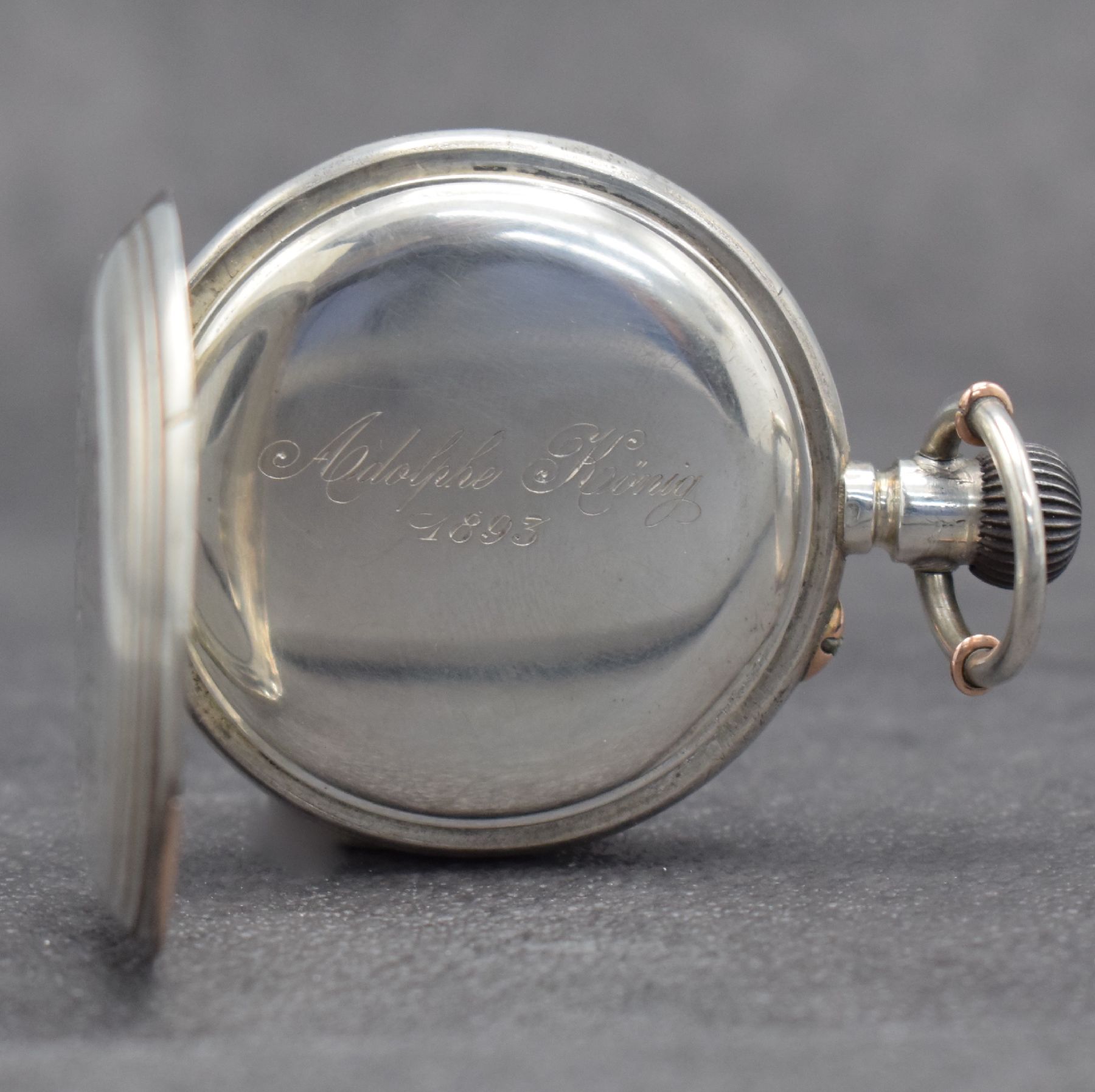 Detail d: Adolphe König 1893 offene Silbertaschenuhr, Schweiz/Deutschland um 1893, glattes Geh. m. Gold-Monturen, rücks. Monogramm "AK", Cuvette ...