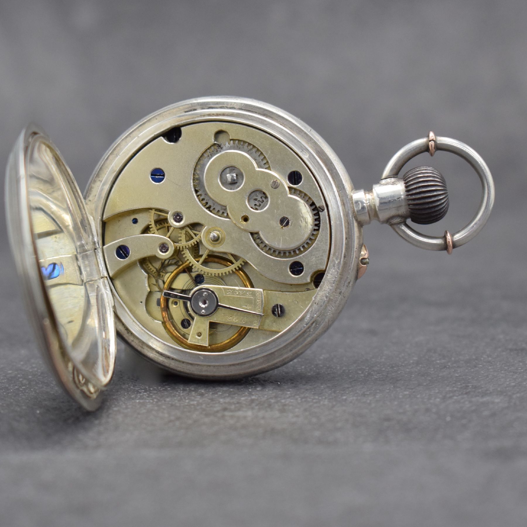 Detail e: Adolphe König 1893 offene Silbertaschenuhr, Schweiz/Deutschland um 1893, glattes Geh. m. Gold-Monturen, rücks. Monogramm "AK", Cuvette ...
